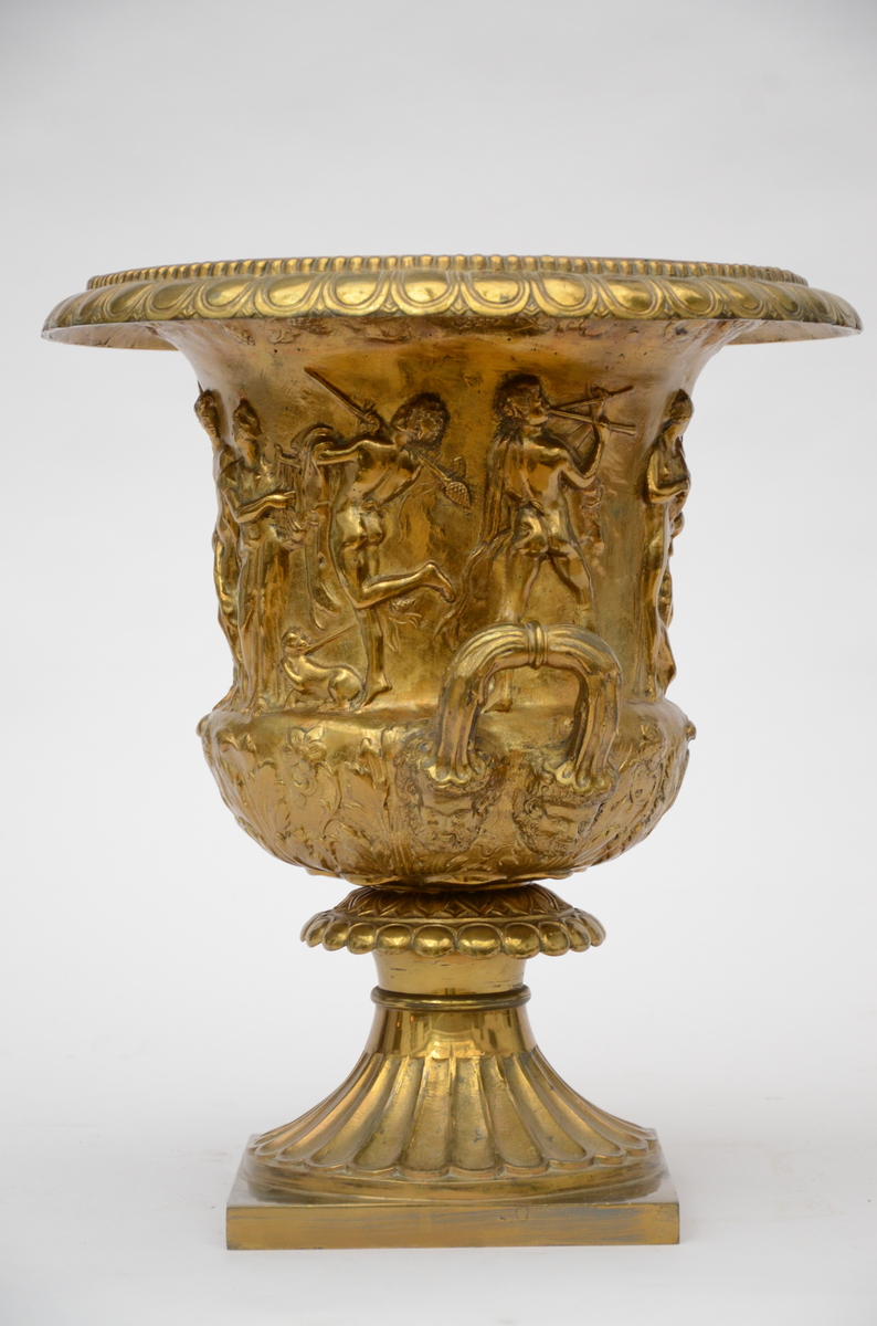 A neo-classical medici vase in bronze (40x46cm) - Image 2 of 3