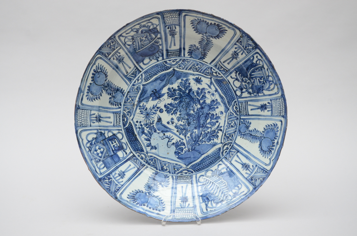 A large platter in Kraak porcelain, Wanli period (*) (49cm)