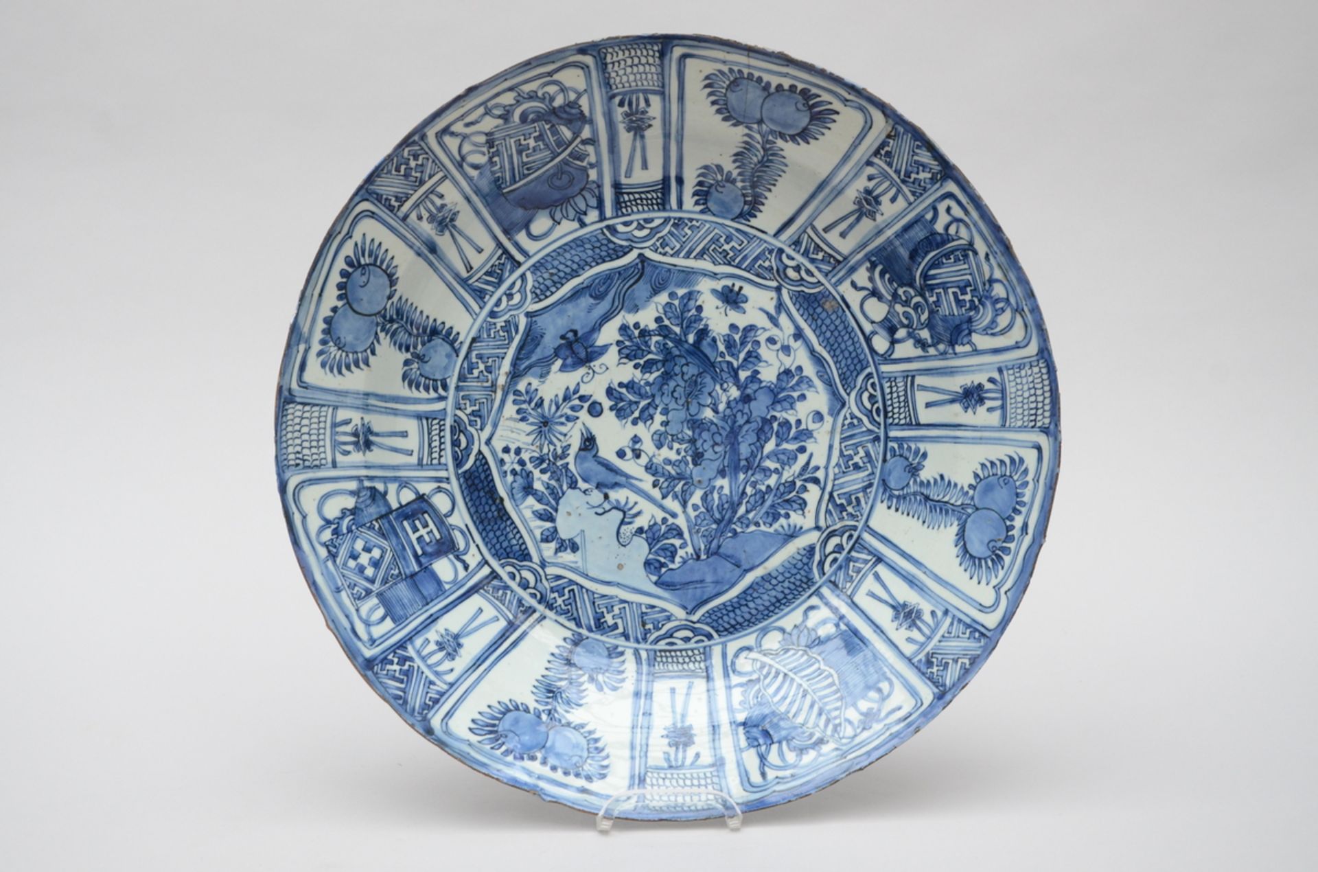 A large platter in Kraak porcelain, Wanli period (*) (49cm)