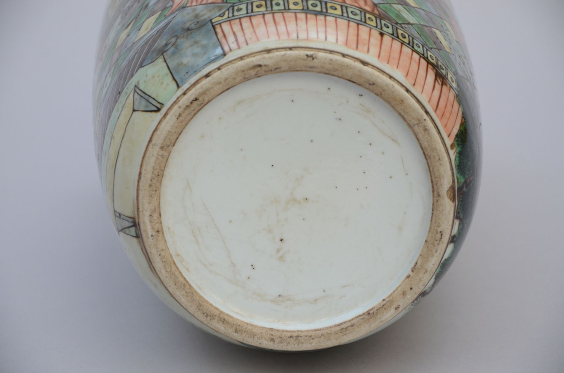 Rouleau vase in Chinese famille verte porcelain 'court scene' (47cm) - Bild 4 aus 4