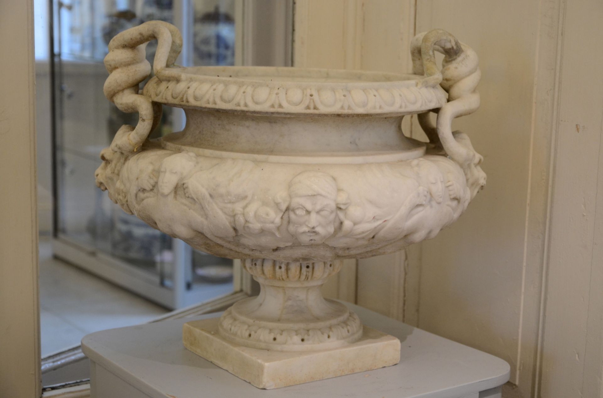 A pair of garden vases on pedestal in white marble, 19th century (*) (46x39cm)