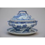 A souptureen and platter in Chinese blue and white porcelain, 18th century (*) (25x35x28cm)