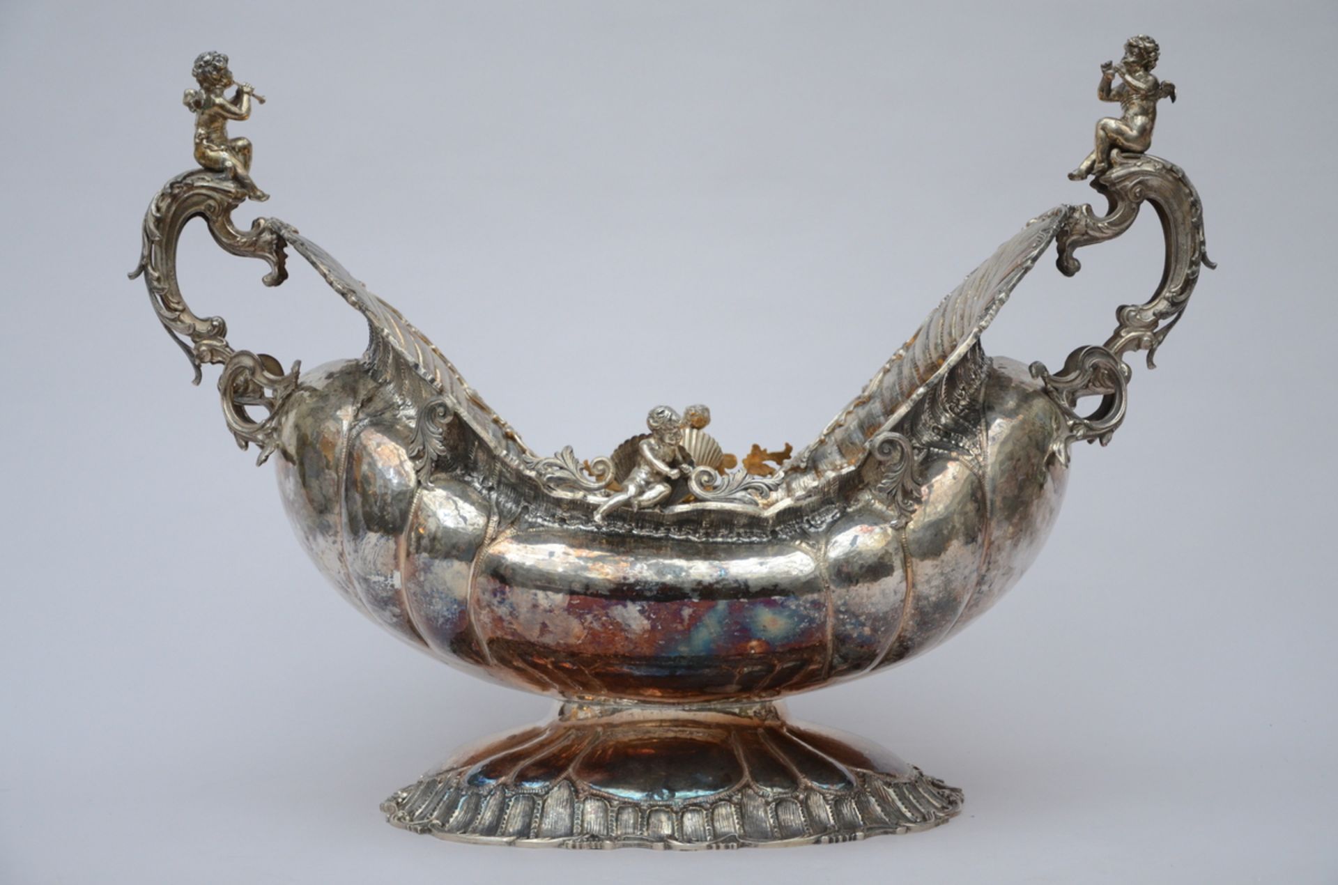 An imposing silver winecooler in Louis XV style (800/1000) (7,6kg) (92x71x38cm) - Image 2 of 8