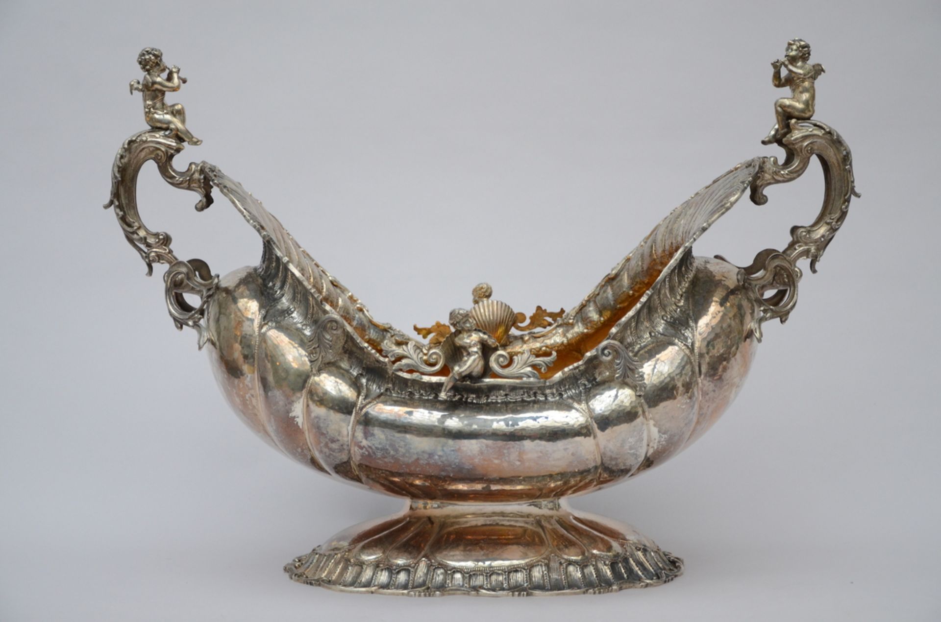 An imposing silver winecooler in Louis XV style (800/1000) (7,6kg) (92x71x38cm)
