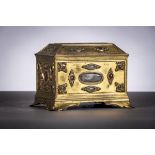 Gilt copper box inlaid with pietra dura (9x15x11cm)