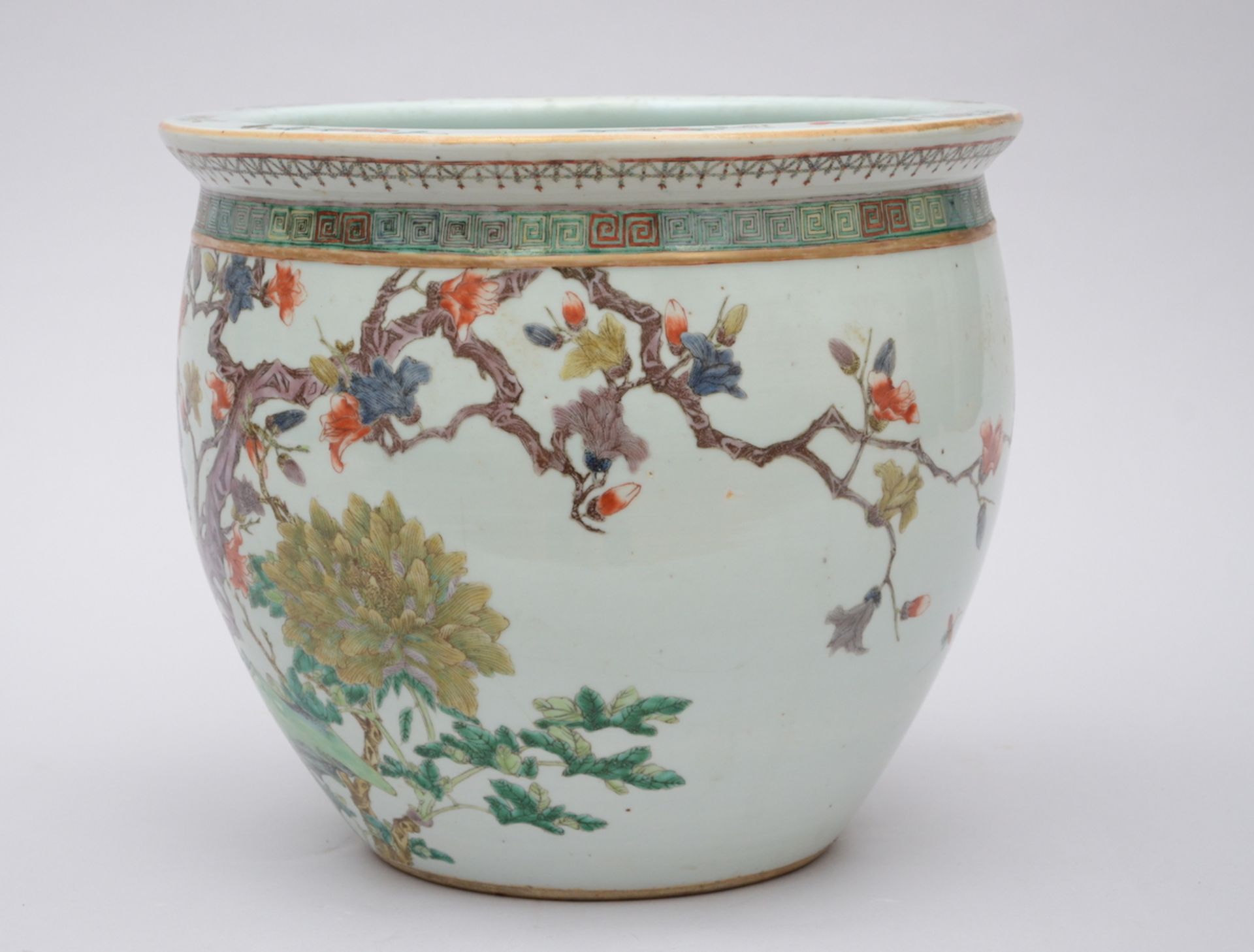JardiniËre in Chinese porcelain 'flowers and birds' (*) (37x32cm) - Image 2 of 5