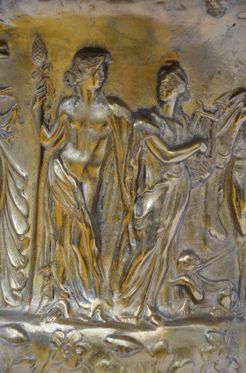 A neo-classical medici vase in bronze (40x46cm) - Image 3 of 3