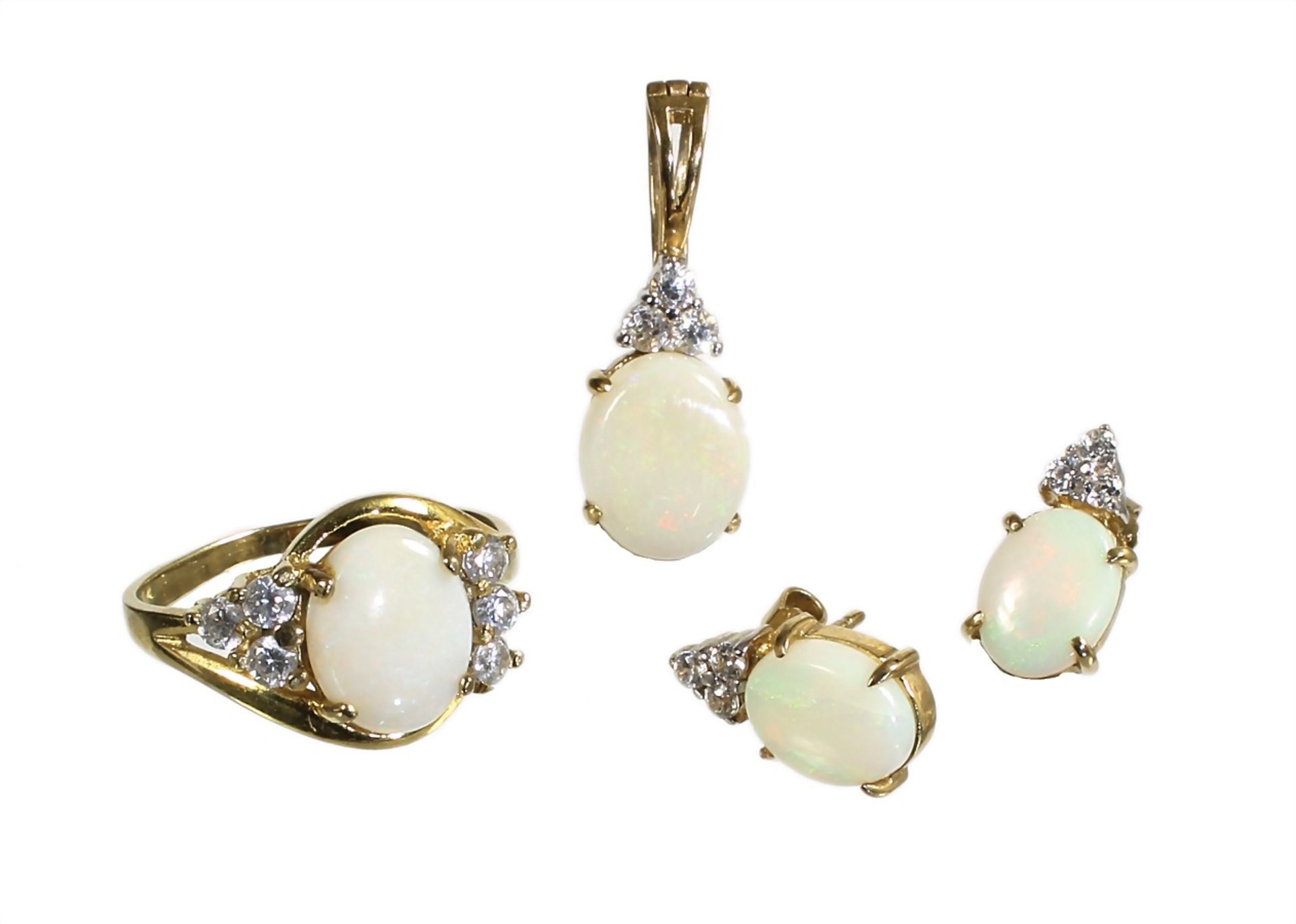 lot opal jewelry:, yelow gold 333/000, white stones, 1 ring, ring width c. 56.5 (shank must be