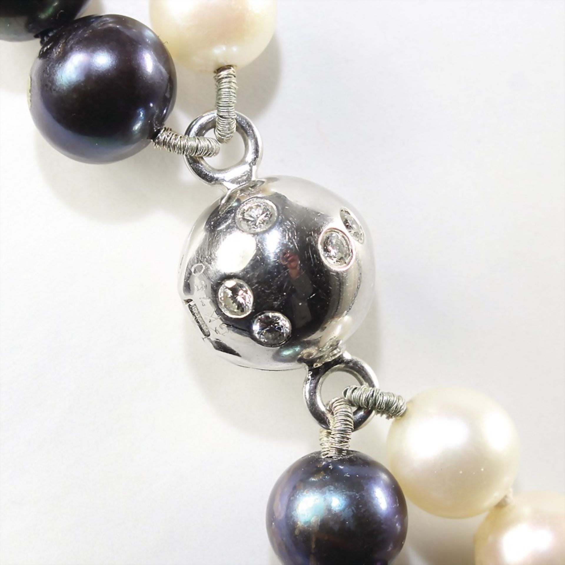 double-strand pearl necklace (white-black), white gold 750/000, signed GK (G. Krauss Stuttgart), - Bild 2 aus 2