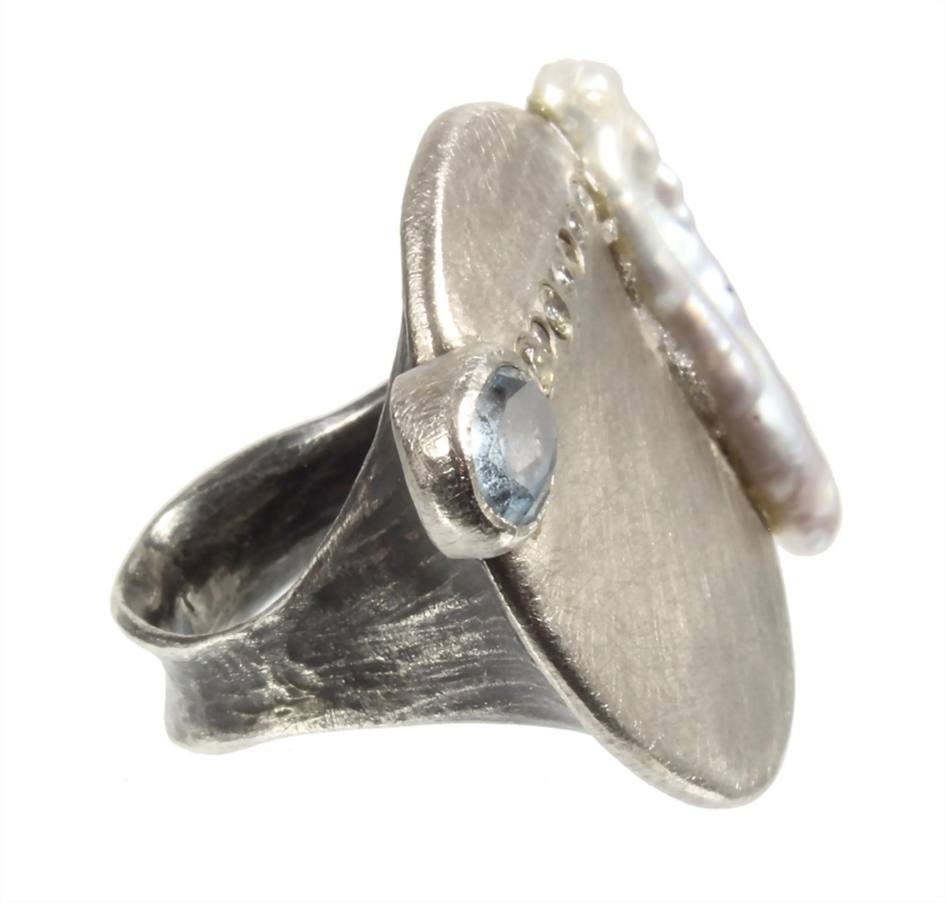 ring, silver (checked), 1 aquamarine c. 8 x 5.5 mm, elongated freshwater pearl, 7 brilliants c. 0.16 - Bild 2 aus 2