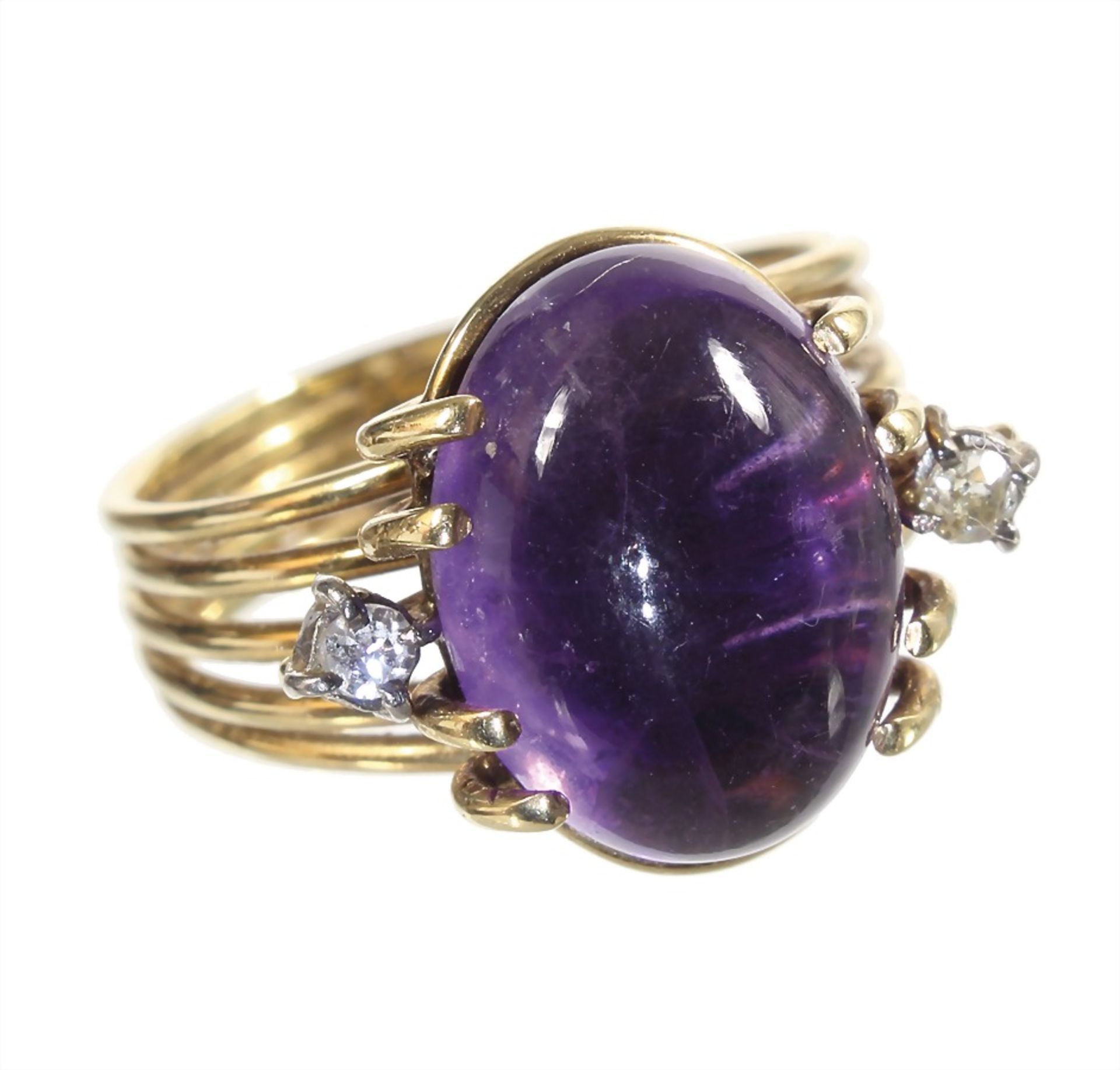 ring, yelow gold 585/000, central amethyst cabochon c. 6.5 ct, at the side 2 old cut diamonds c. 0.