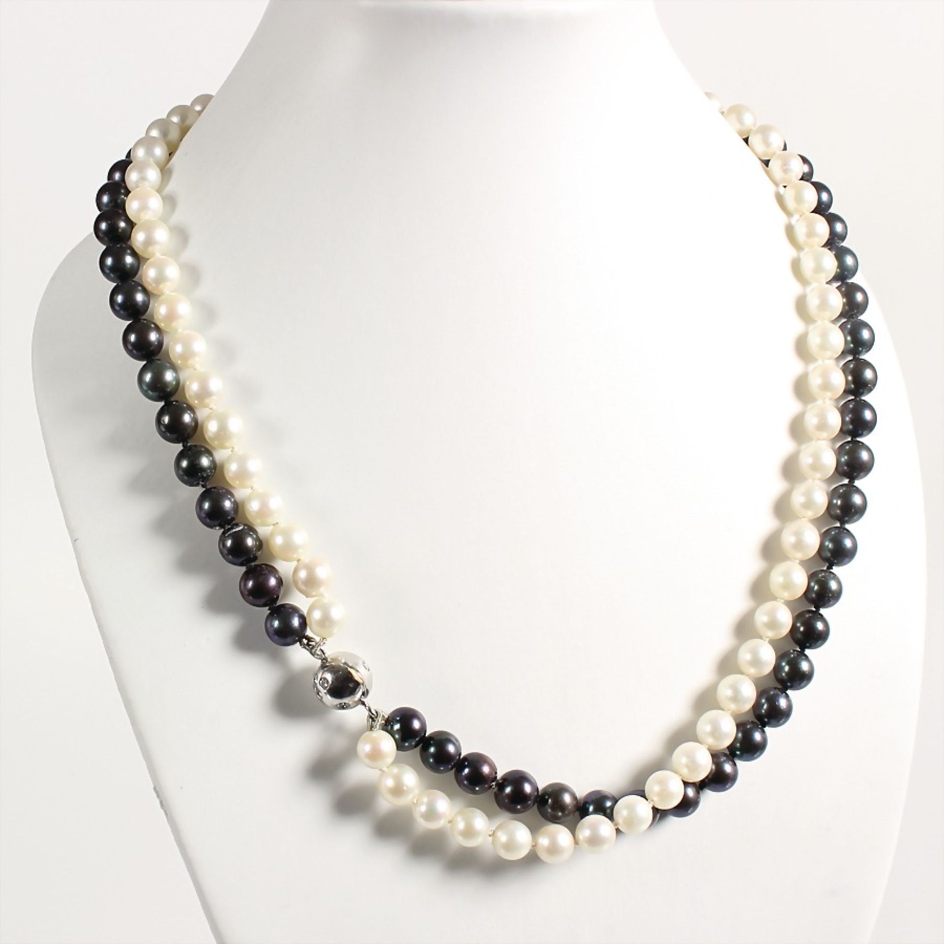 double-strand pearl necklace (white-black), white gold 750/000, signed GK (G. Krauss Stuttgart),