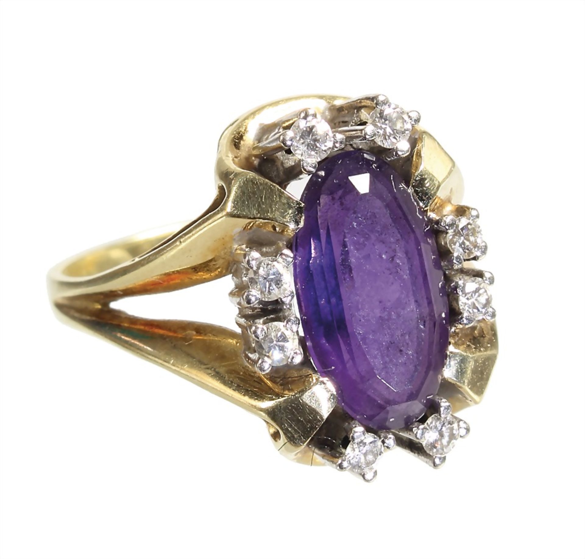 ring, yelow gold 585/000, amethyst c. 3.0 ct, 8 brilliants c. 0.17 ct white, ring width c. 53