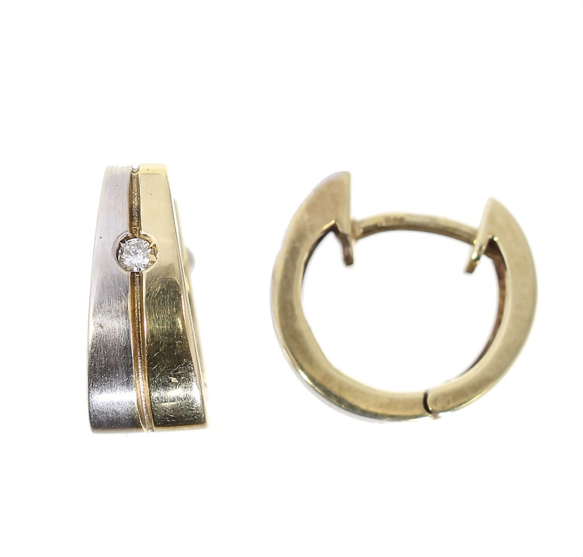 a pair of hoop earrings, yelow gold/white gold 585/000, 2 brilliants c. 0.04 ct white, diameter =
