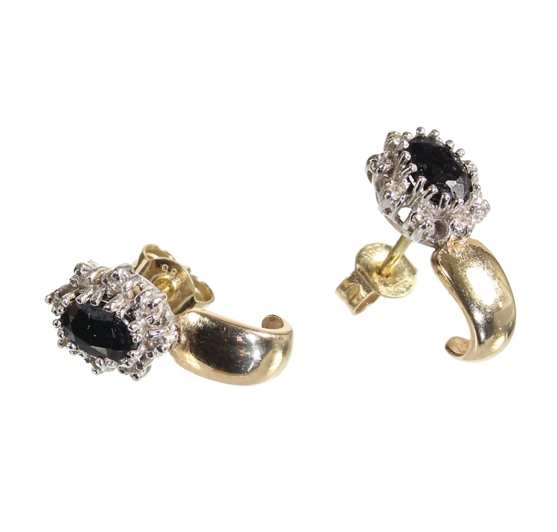 a pair studs, yelow gold/white gold 585/000, central sapphires c. 1.3 ct, 16 brilliants c. 0.14 ct