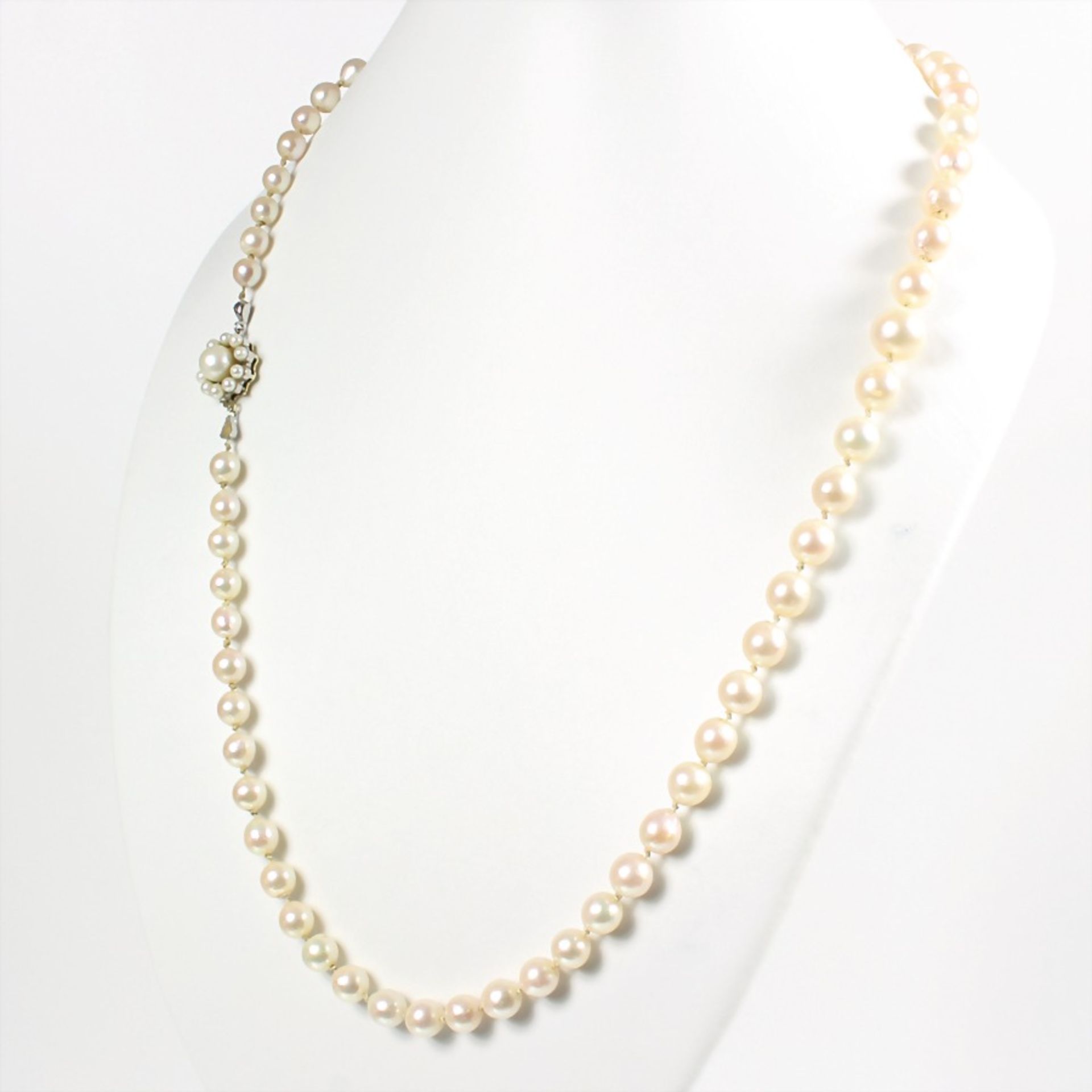 chain, yelow gold/white gold 585, akoya pearls in the course, diameter = 6.0-9.8 mm, pearl garland