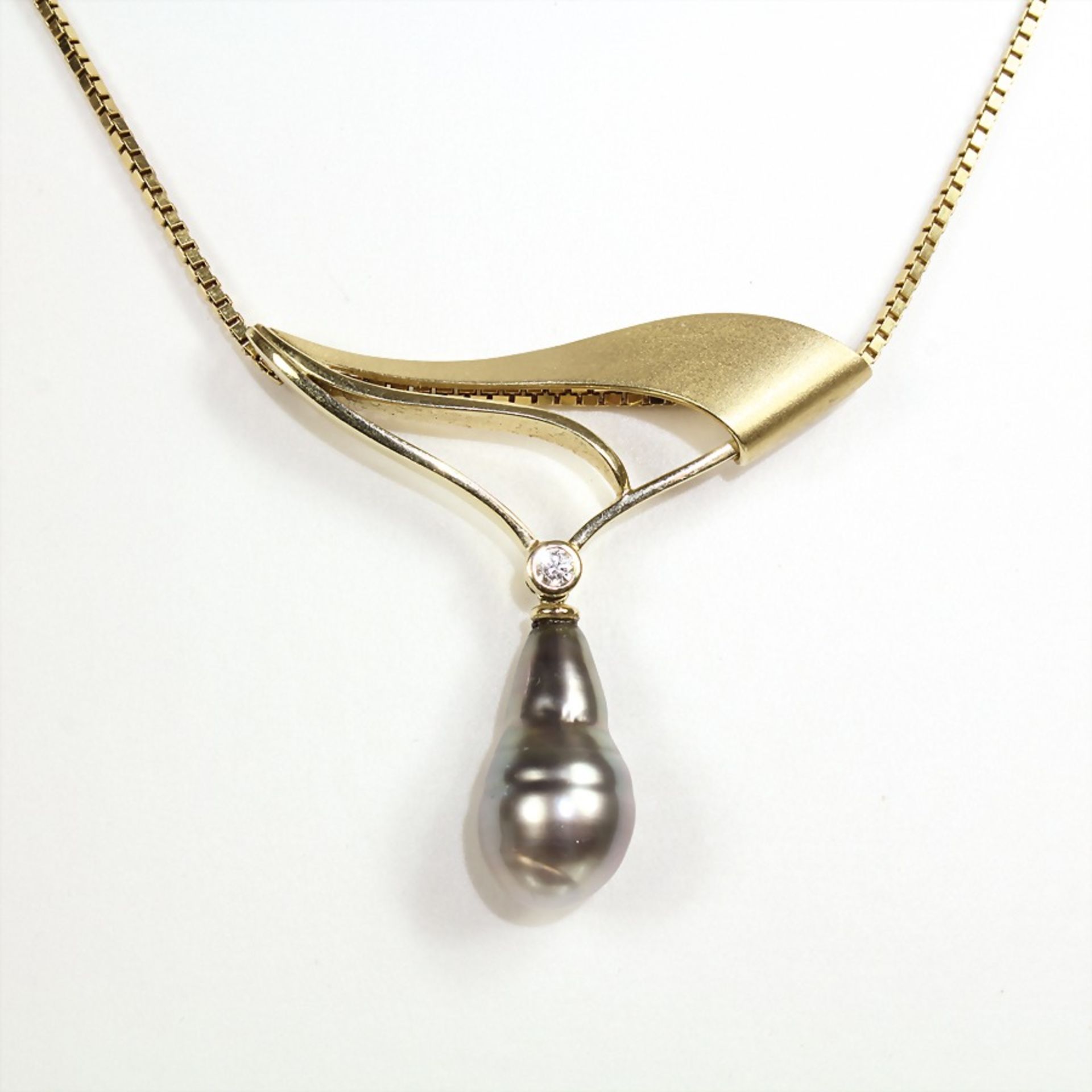 necklace, yelow gold 585/000, middle course with brilliant c. 0.10 ct tw-vsi and 1 Tahitian pearl