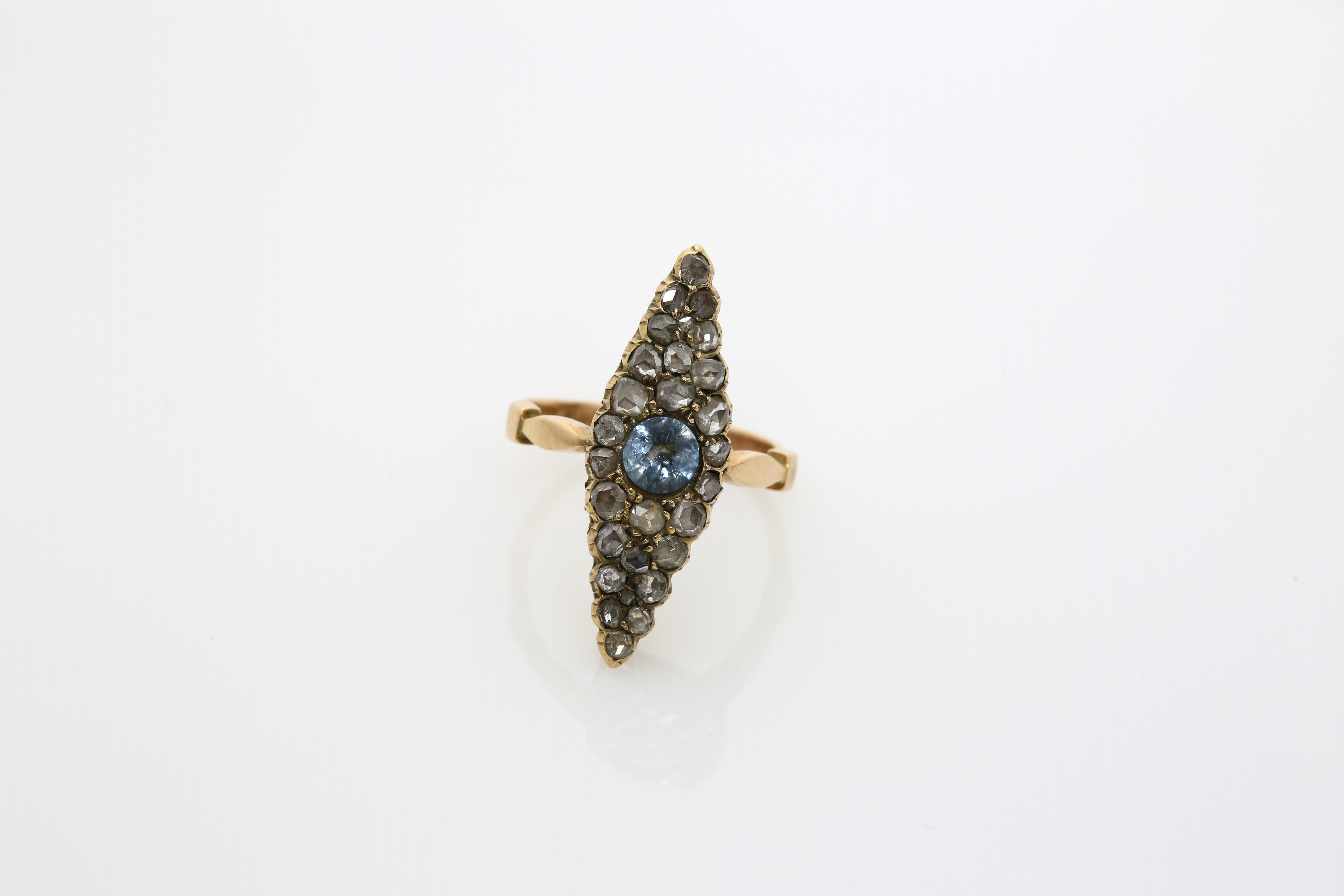 An early 20th century 14K gold ring. Approx: 4 gr. - Image 2 of 2