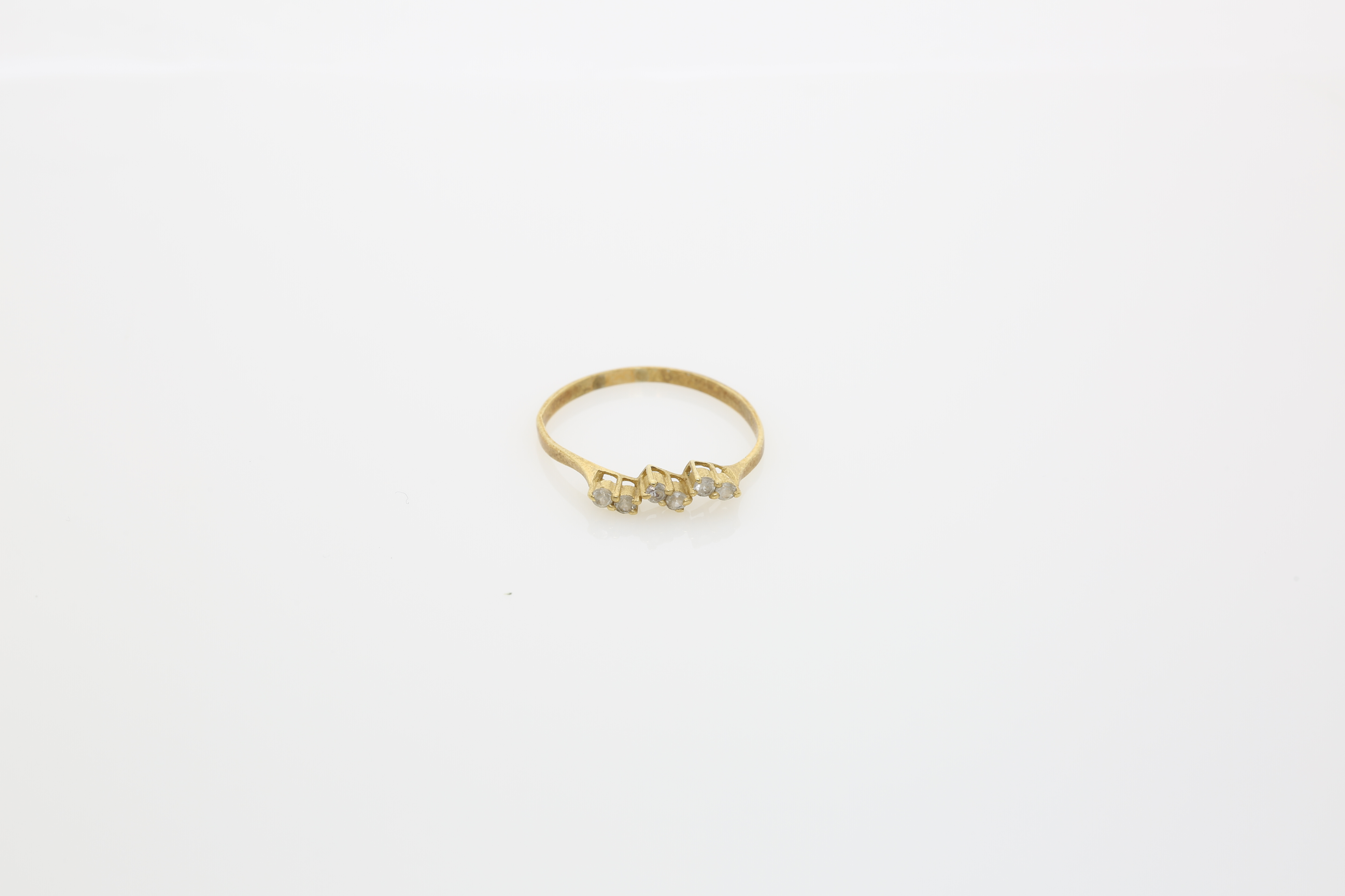 A Lady's gold ring. Approx: 1 gr. - Image 2 of 2