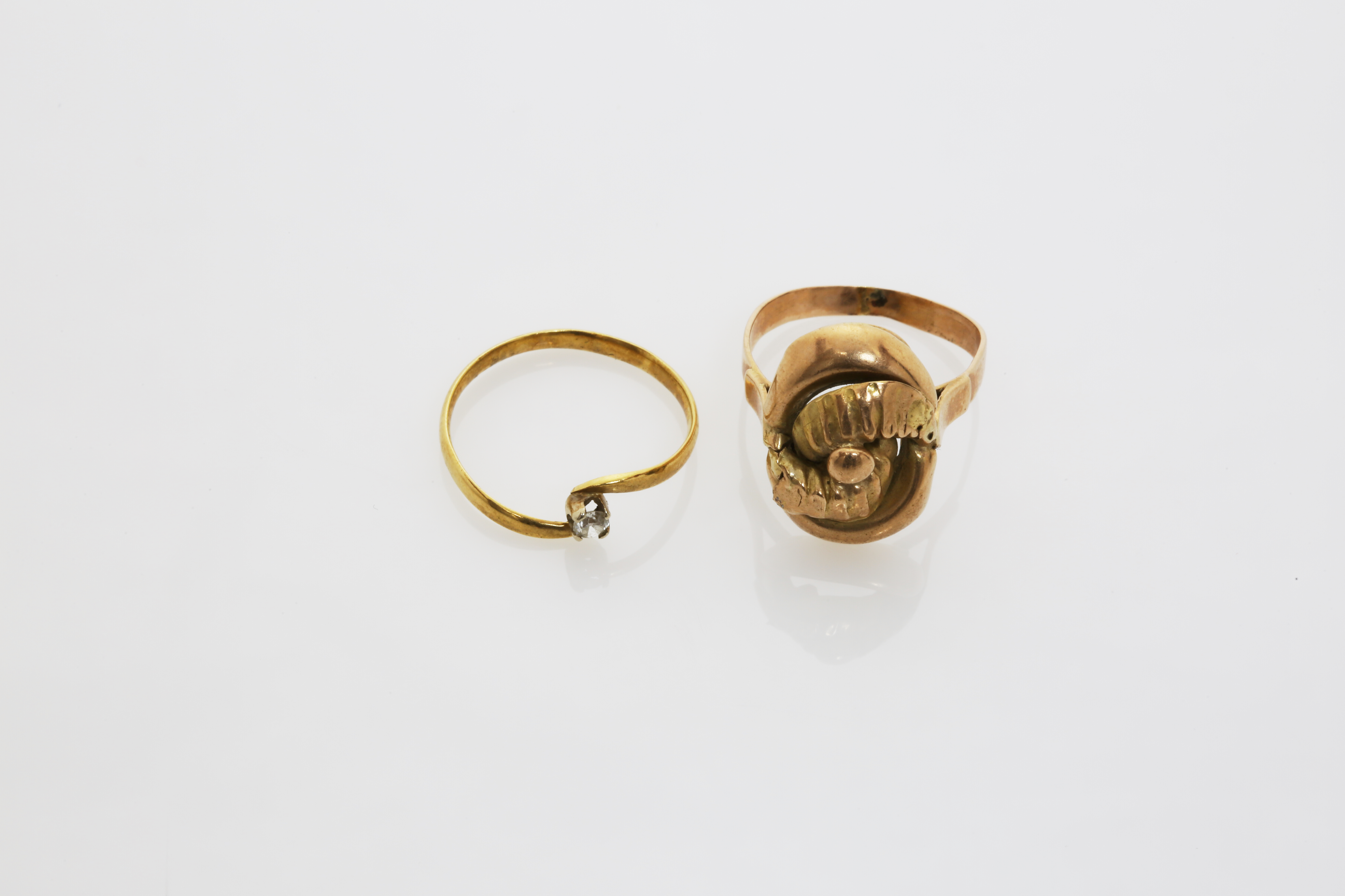 Two gold rings. Approx: 3 gr. - Image 2 of 2