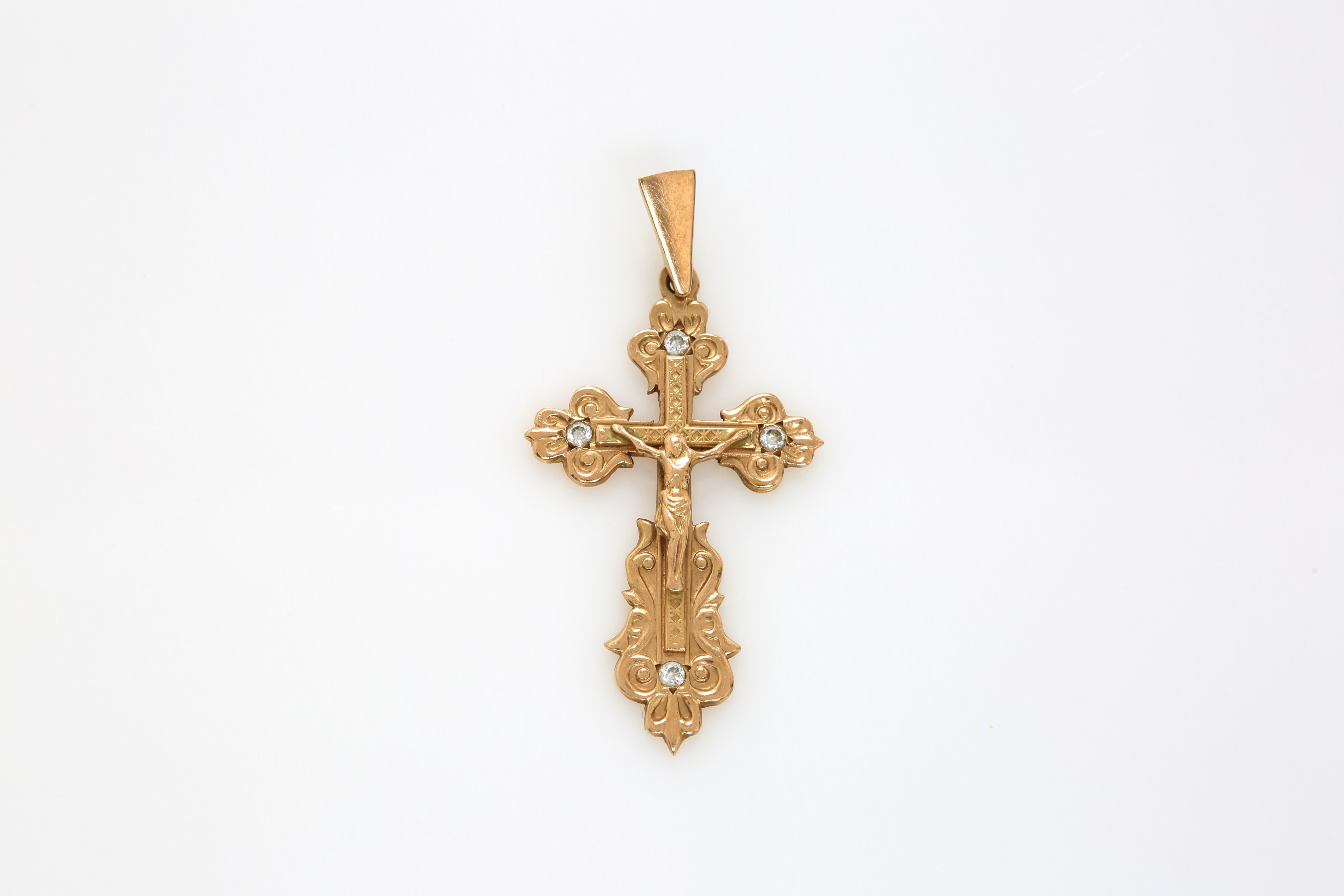 An early 20th century gold Russian Orthodox Cross with 4 diamonds. Inscribed on the verso in Russian - Image 3 of 4