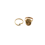 Two gold rings. Approx: 3 gr.