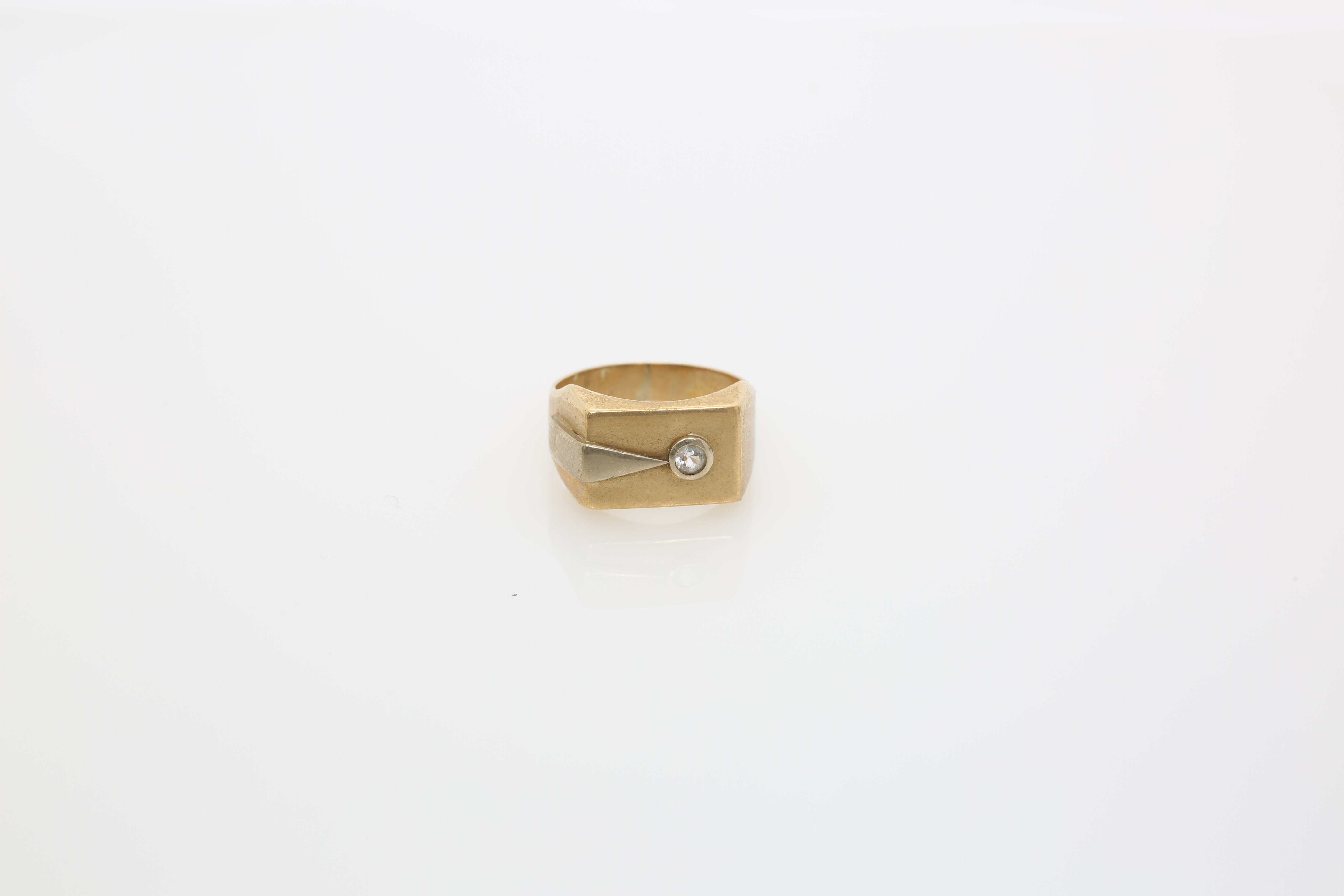 A Gentleman's gold ring. Approx: 4 gr. - Image 2 of 2