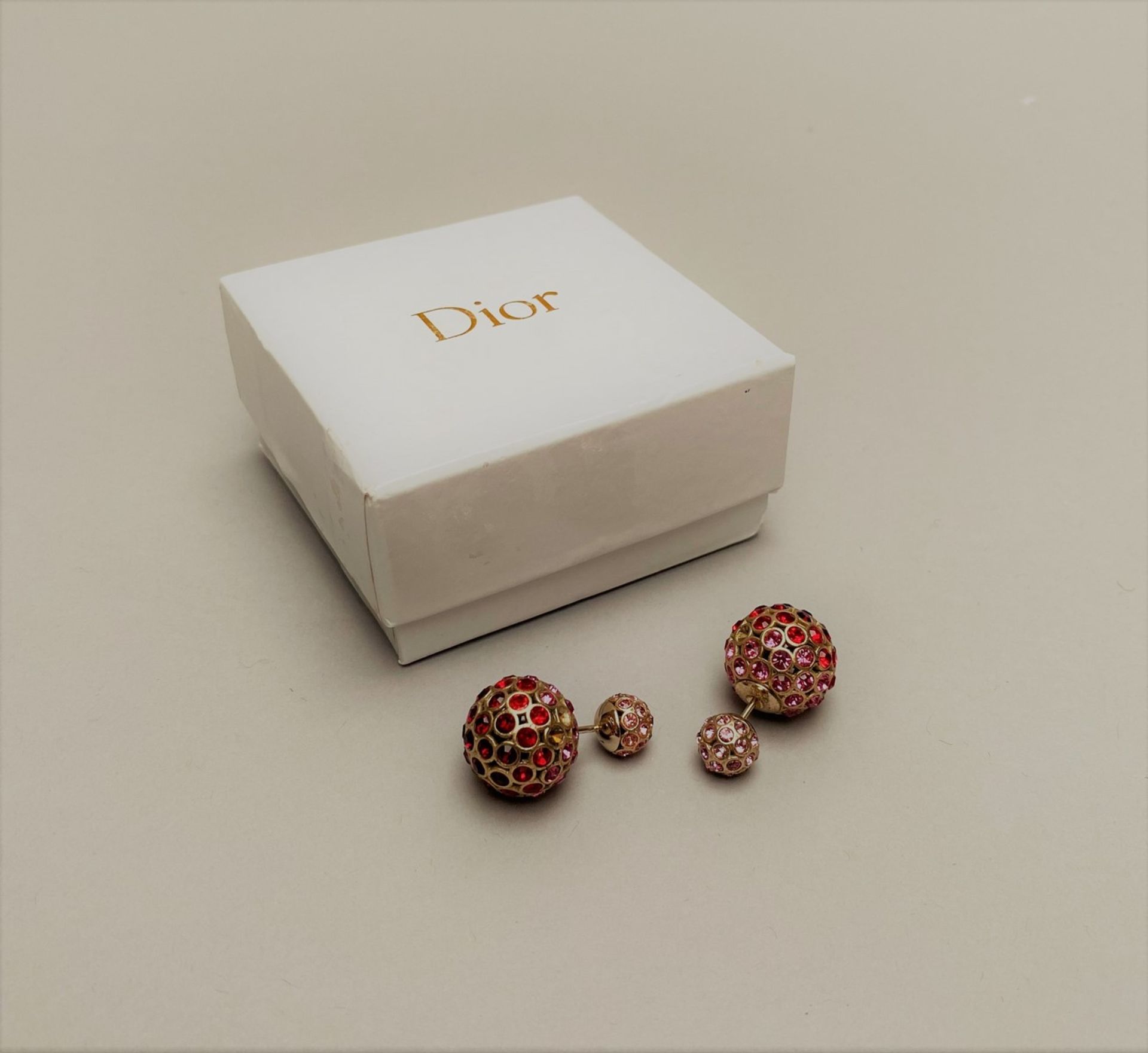 CHRISTIAN DIOR - PAIRE DE BOUCLES D'OREILLES en métal doré et strass. Signés [...] - Image 2 of 2