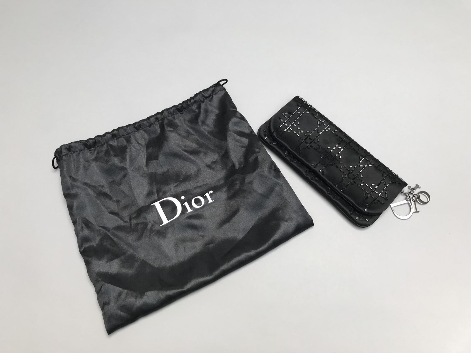 CHRISTIAN DIOR - POCHETTE DU SOIR baguette en satin de soie et strass noirs. Signé. [...] - Bild 3 aus 4