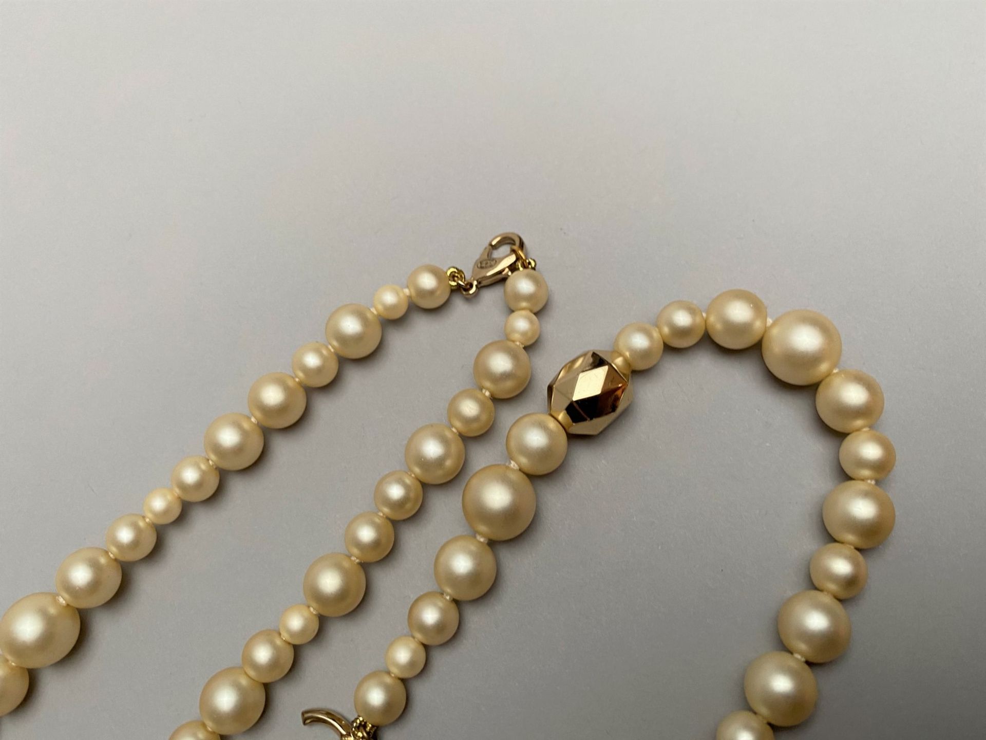 CHANEL - SAUTOIR en perles d'imitation entrecoupées de perles et sigles CC en [...] - Bild 3 aus 3