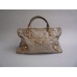 BALENCIAGA - GRAND SAC CABAS en cuir gris clair. Garniture de boutons en métal [...]