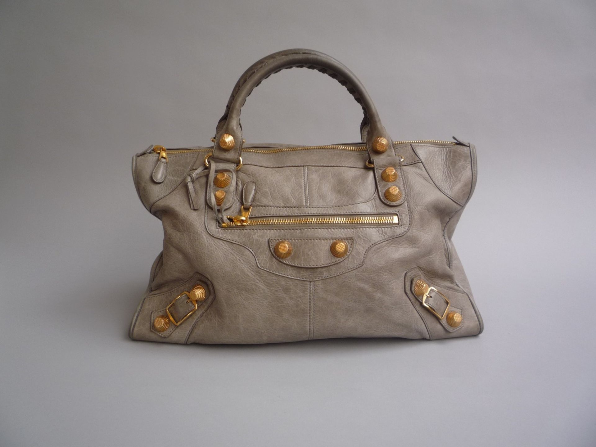 BALENCIAGA - GRAND SAC CABAS en cuir gris clair. Garniture de boutons en métal [...]