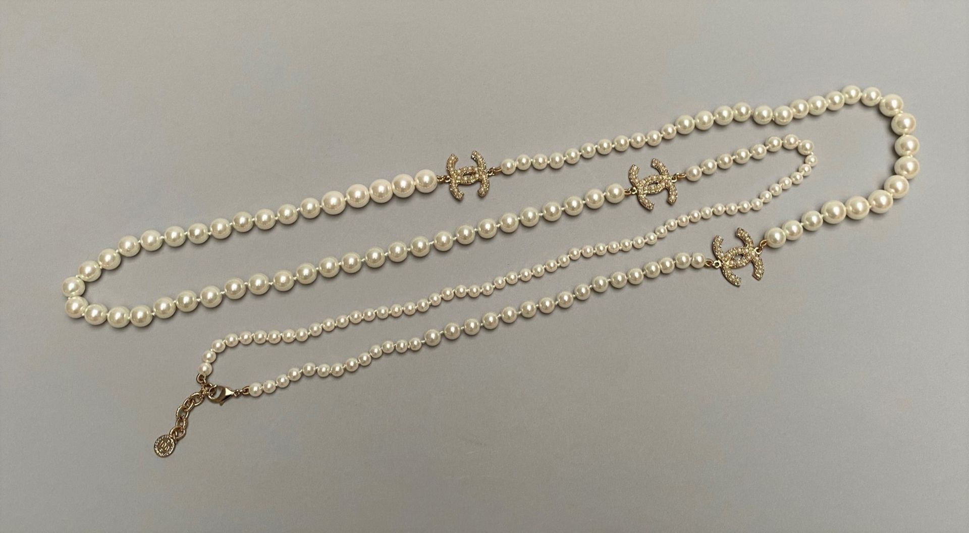 CHANEL - SAUTOIR en perles d'imitation entrecoupées de sigles CC en métal doré [...] - Image 2 of 4