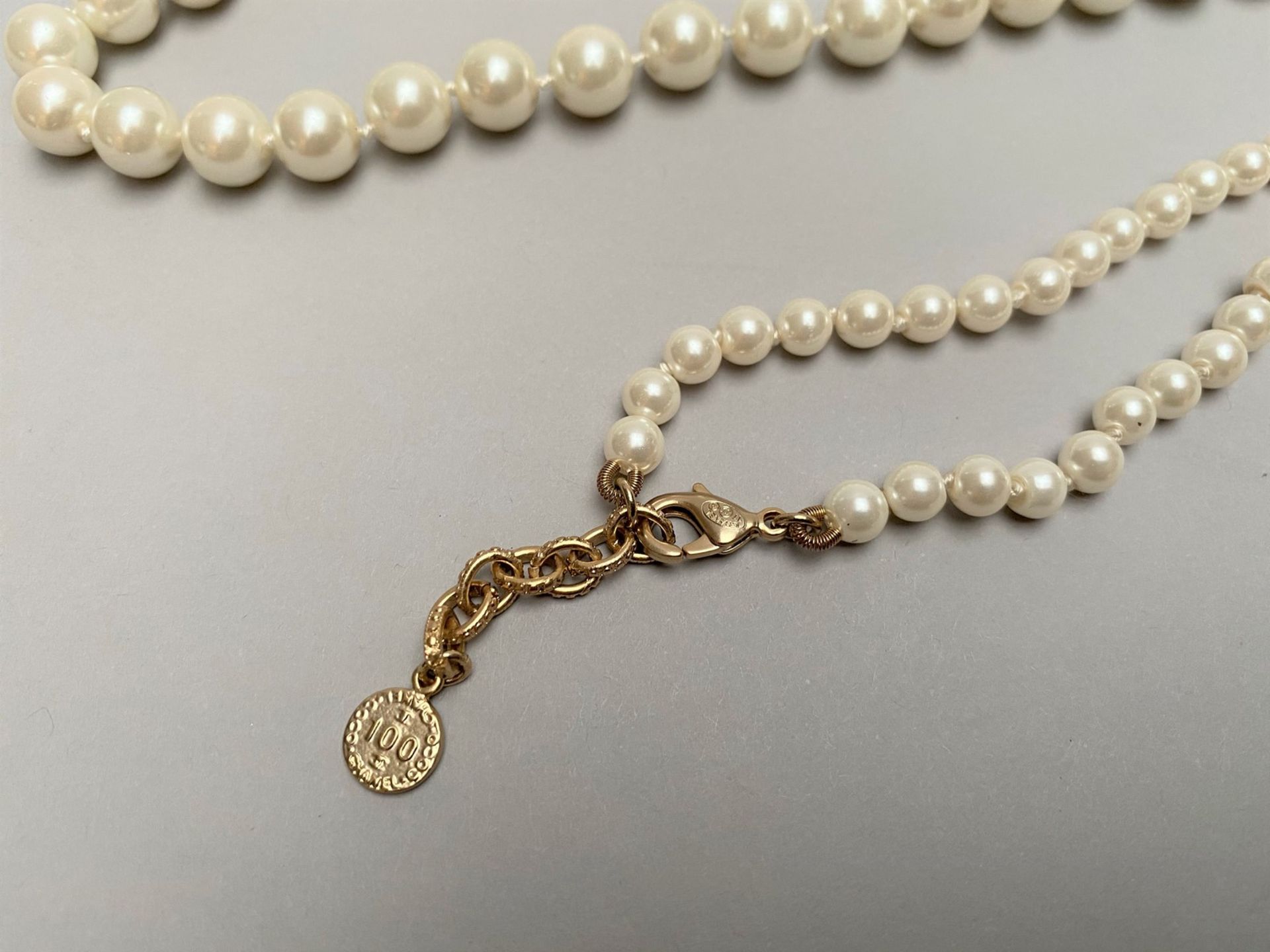 CHANEL - SAUTOIR en perles d'imitation entrecoupées de sigles CC en métal doré [...] - Image 4 of 4