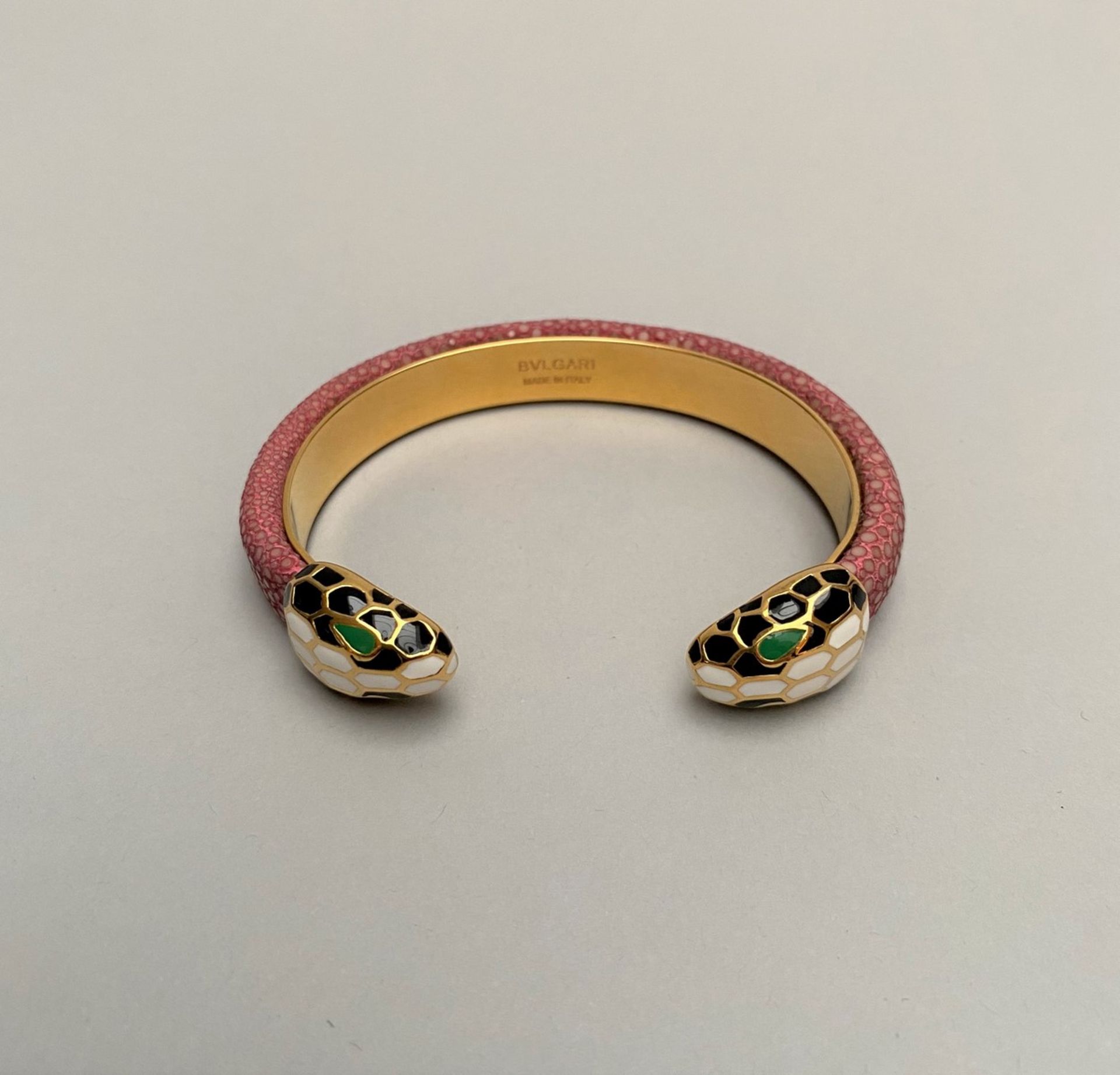 BULGARI - BRACELET SERPENTI en métal doré, émail et galuchat rose. Signé. Long.: [...]