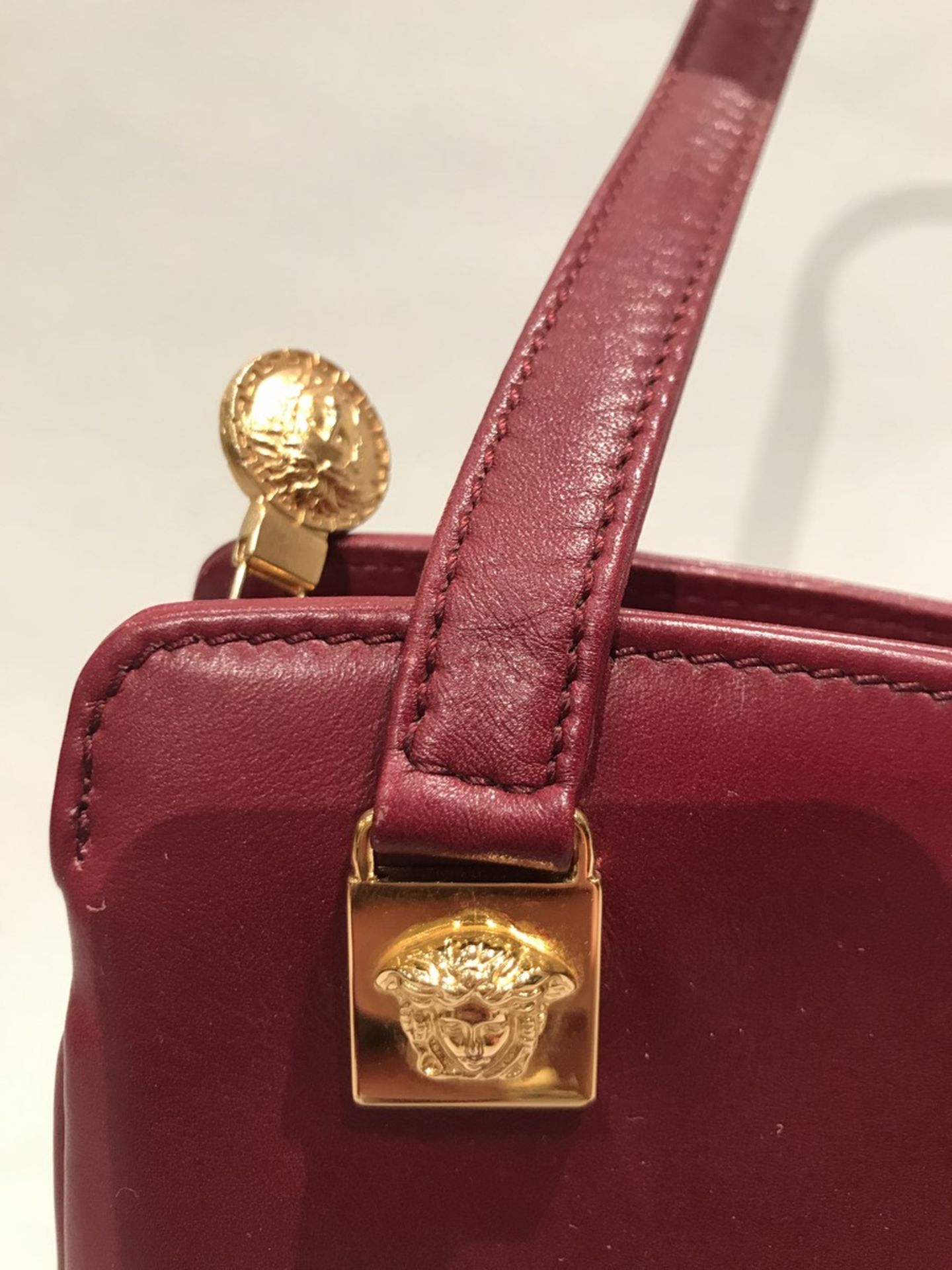 GIANNI VERSACE - SAC porté main en cuir bordeaux. Sigles à tête de méduses en [...] - Bild 2 aus 5