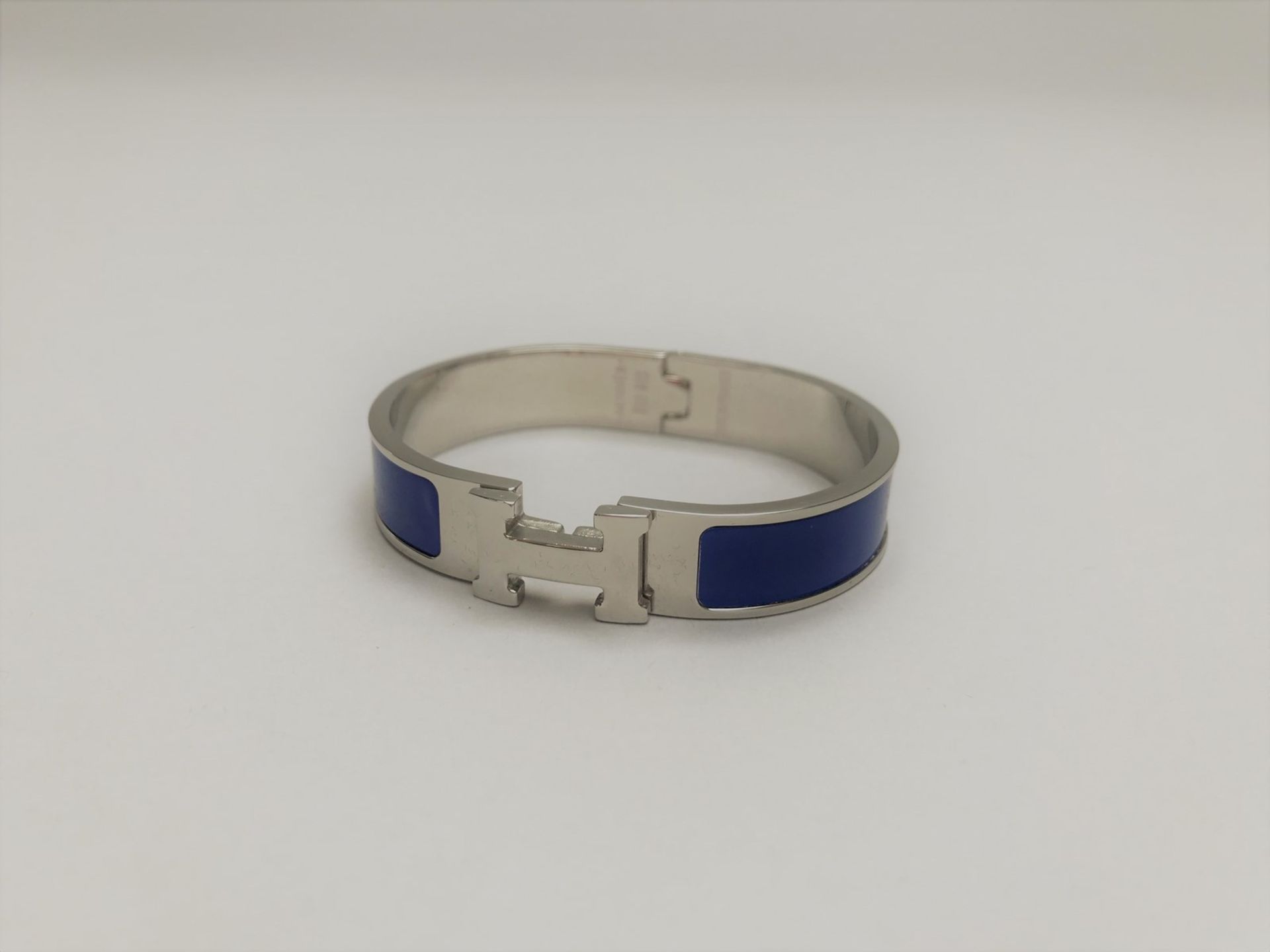 HERMES PARIS - BRACELET CLIC H en métal palladié et laque bleu, PM, poignée. [...]