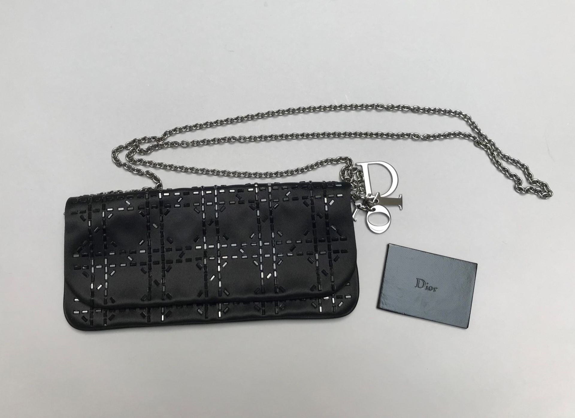 CHRISTIAN DIOR - POCHETTE DU SOIR baguette en satin de soie et strass noirs. Signé. [...] - Bild 2 aus 4