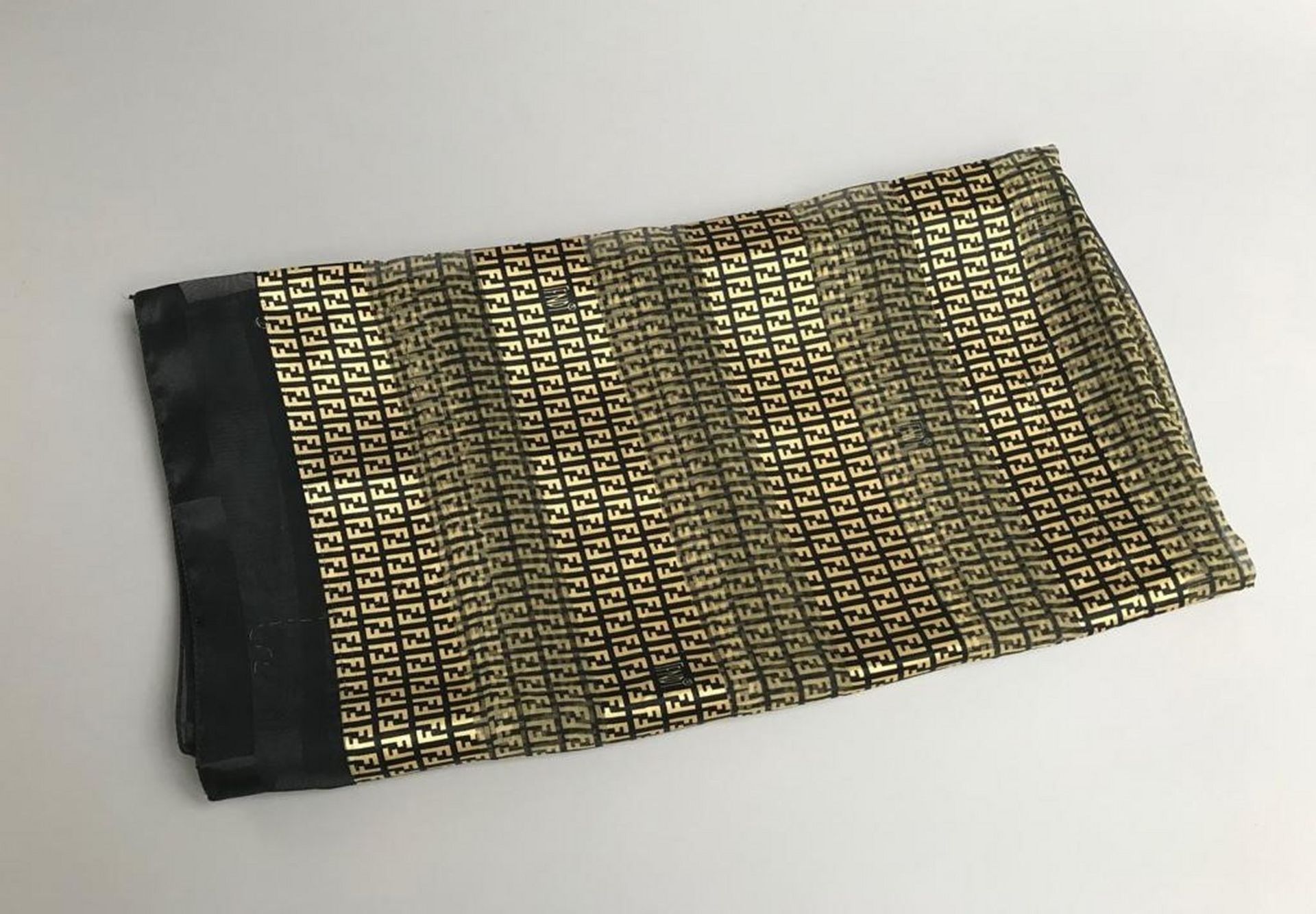 FENDI - ETOLE en soie noir et or à décor du monogramme , signé. 100 x 100 cm. [...] - Bild 3 aus 3