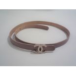 CHANEL - CEINTURE en cuir d'agneau beige. Sigle en métal argenté. T.75 -