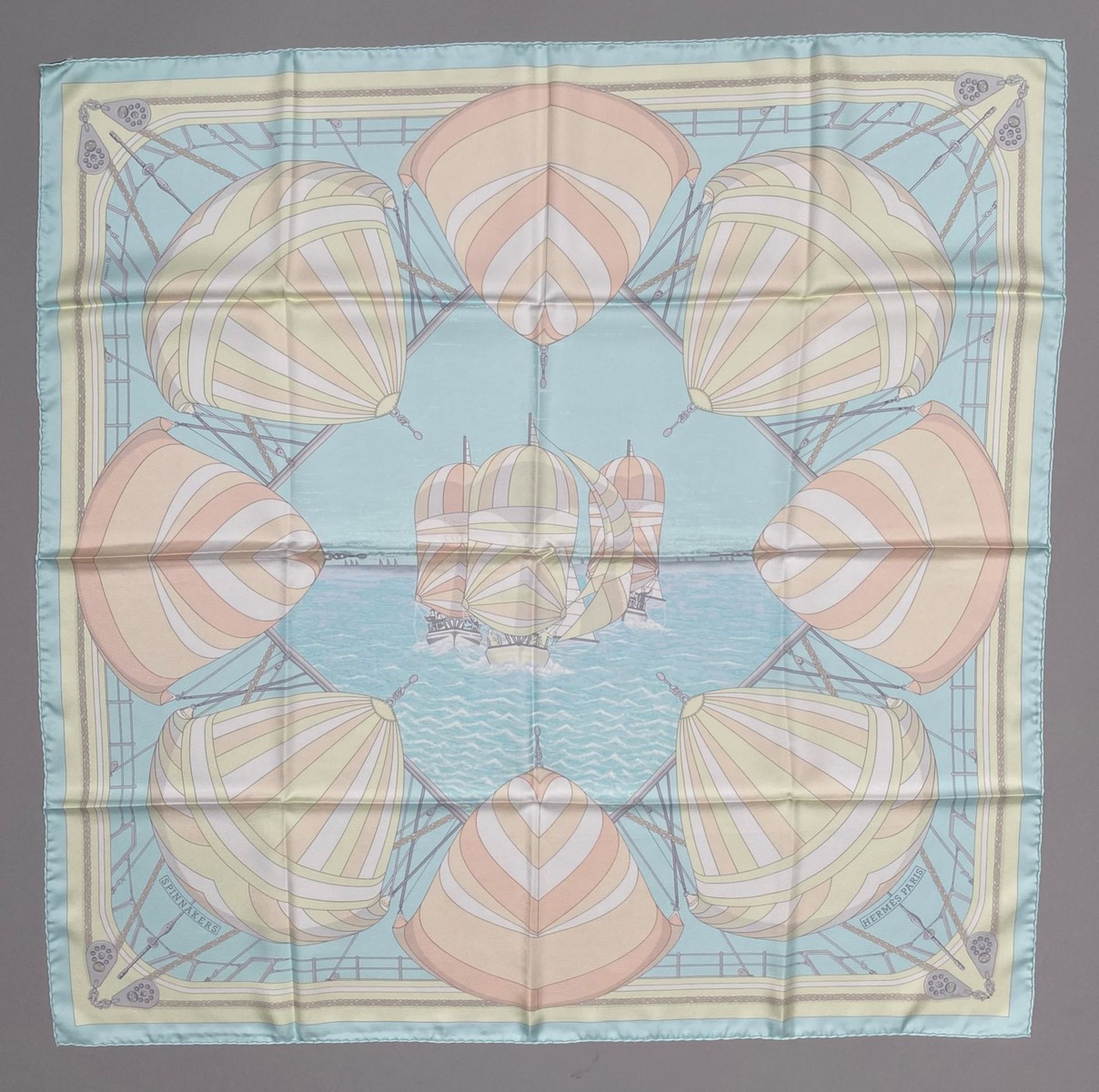 HERMES - FOULARD carré en soie, modèle "Spinnakers", signé (Etat neuf) .87 x 87 cm -