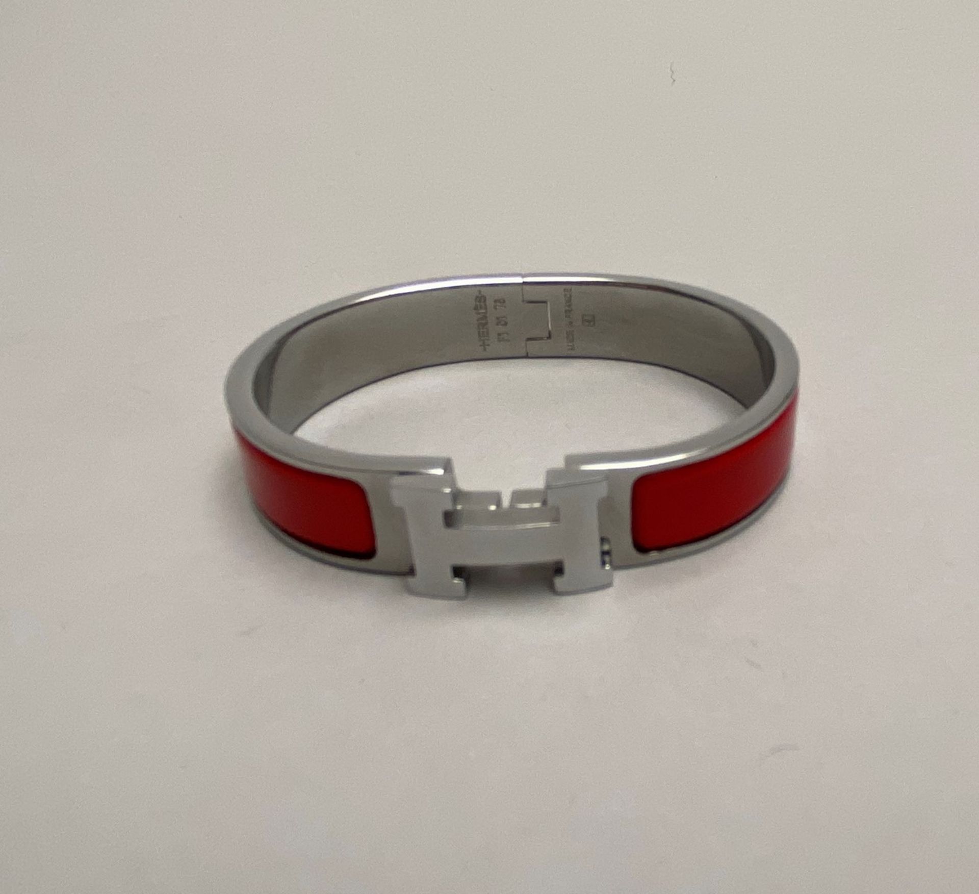 HERMES PARIS - BRACELET CLIC H en métal palladié et laque rouge, PM, poignée. [...] - Bild 3 aus 4