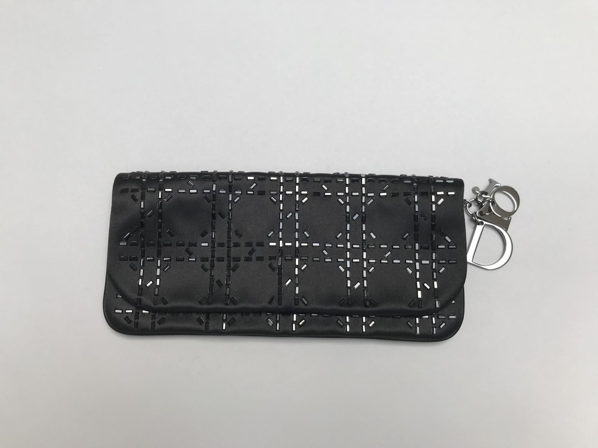 CHRISTIAN DIOR - POCHETTE DU SOIR baguette en satin de soie et strass noirs. Signé. [...]