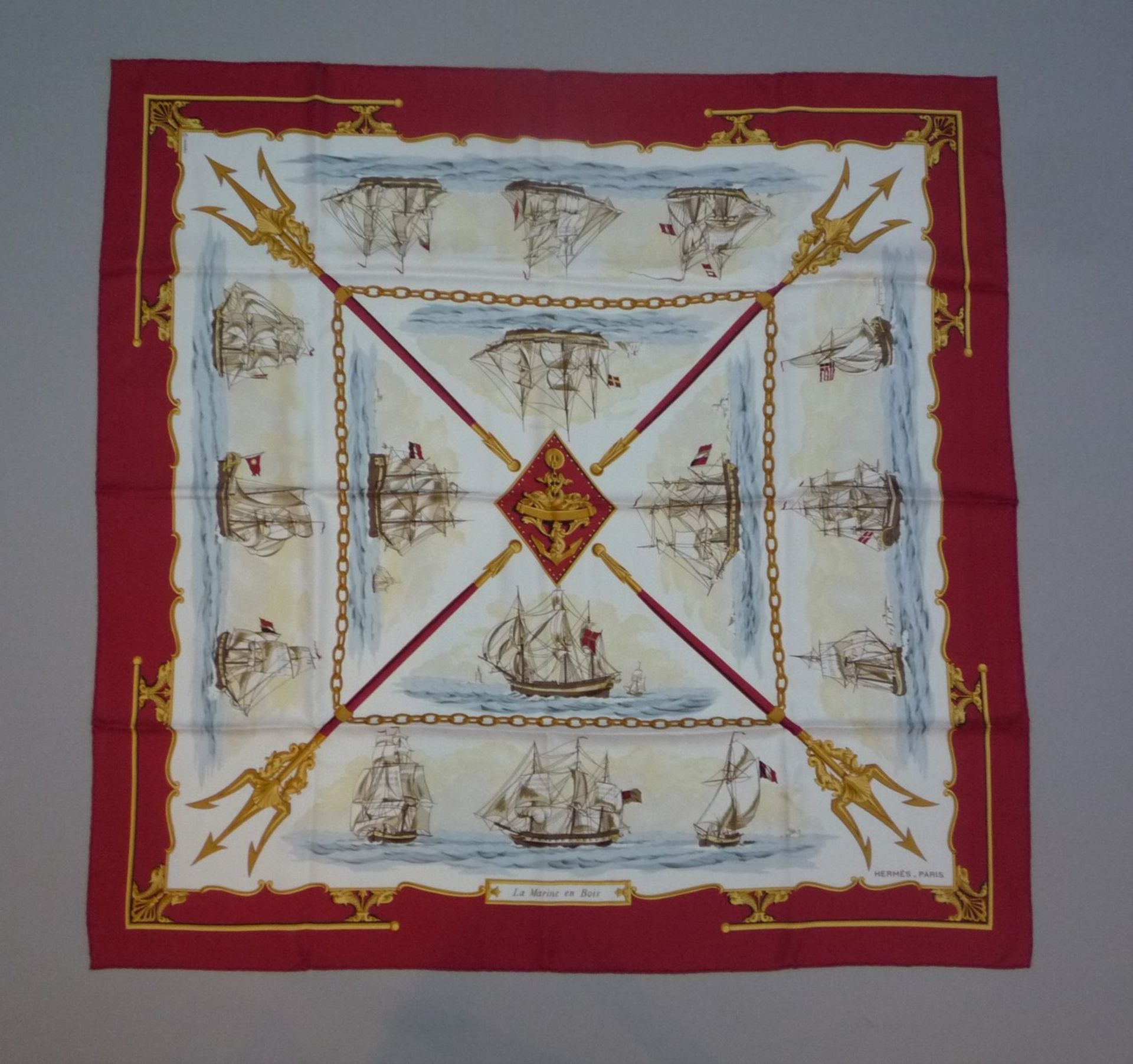 HERMES - FOULARD Carré en soie ‘La marine en bois’ - Dans sa boîte. Etat [...]