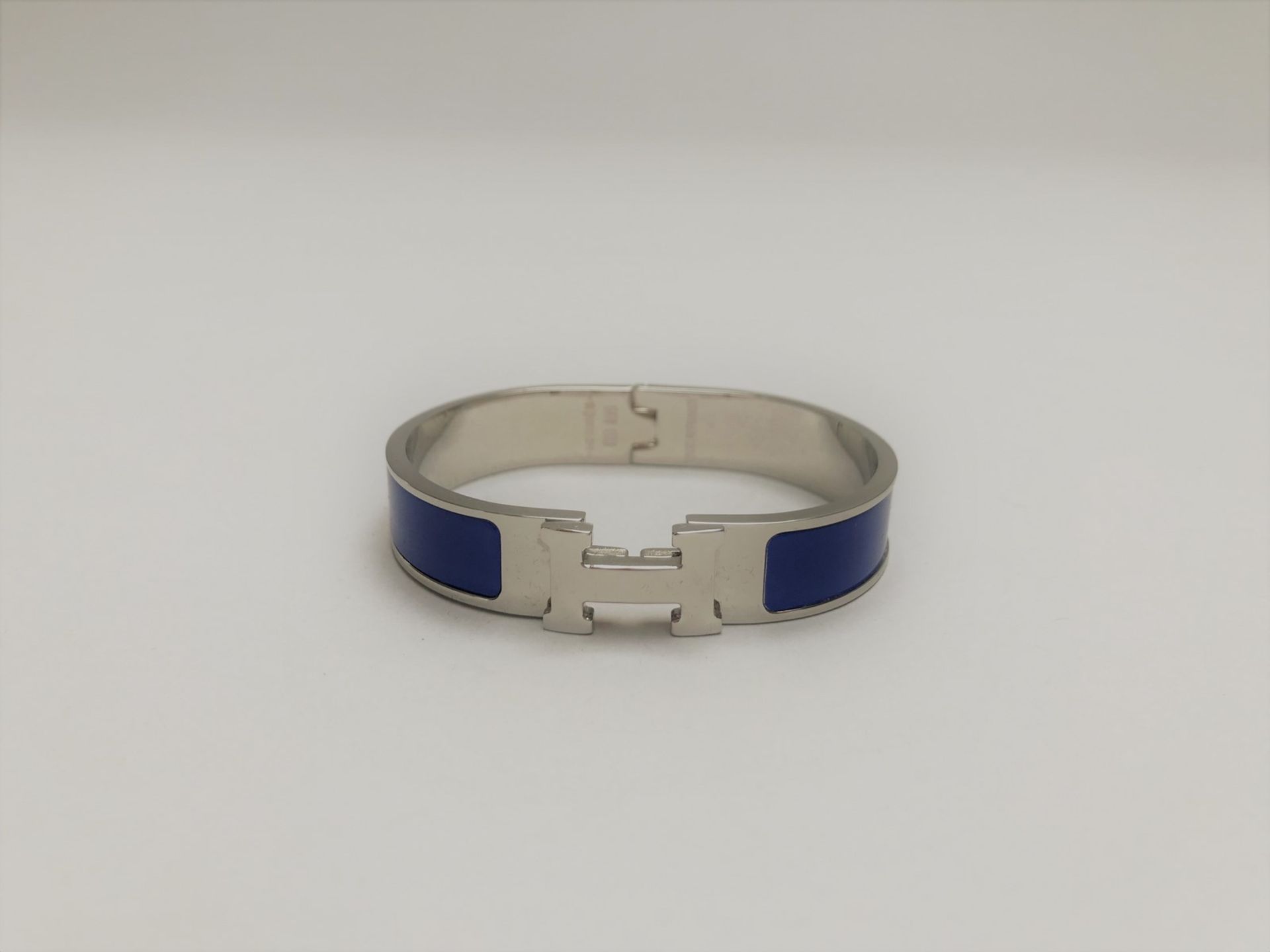 HERMES PARIS - BRACELET CLIC H en métal palladié et laque bleu, PM, poignée. [...] - Image 2 of 3