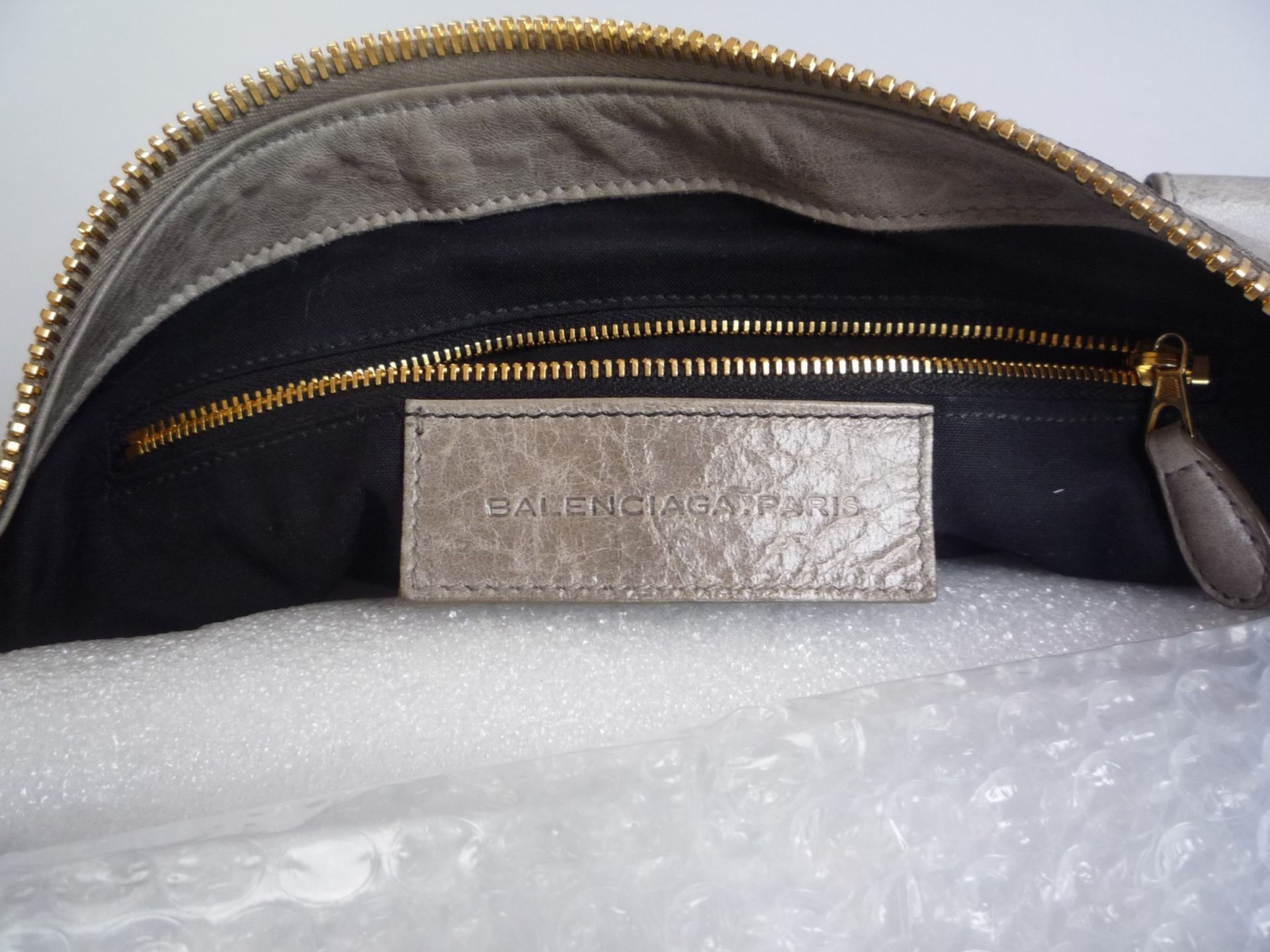 BALENCIAGA - GRAND SAC CABAS en cuir gris clair. Garniture de boutons en métal [...] - Bild 5 aus 5