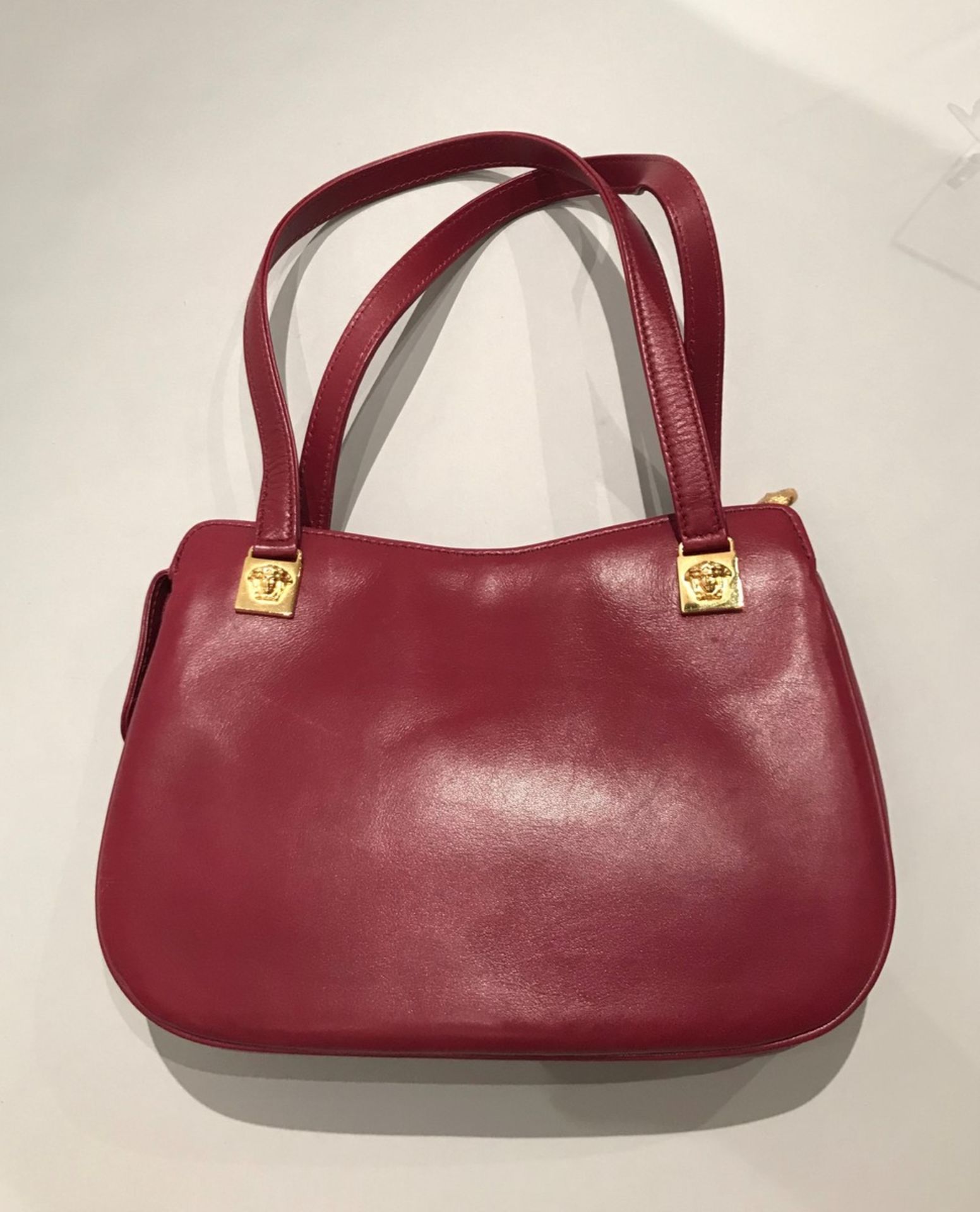 GIANNI VERSACE - SAC porté main en cuir bordeaux. Sigles à tête de méduses en [...] - Bild 5 aus 5