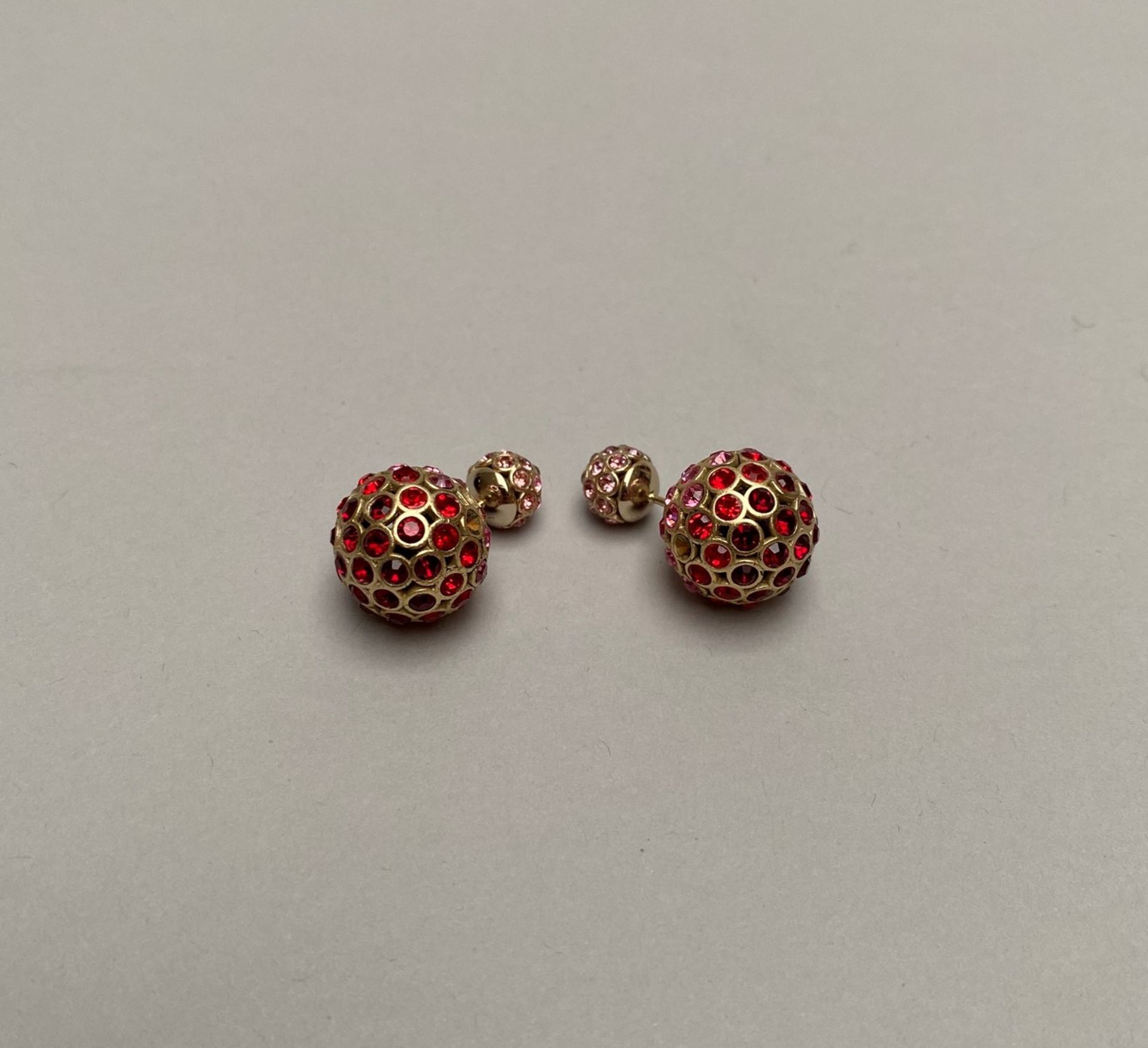 CHRISTIAN DIOR - PAIRE DE BOUCLES D'OREILLES en métal doré et strass. Signés [...]