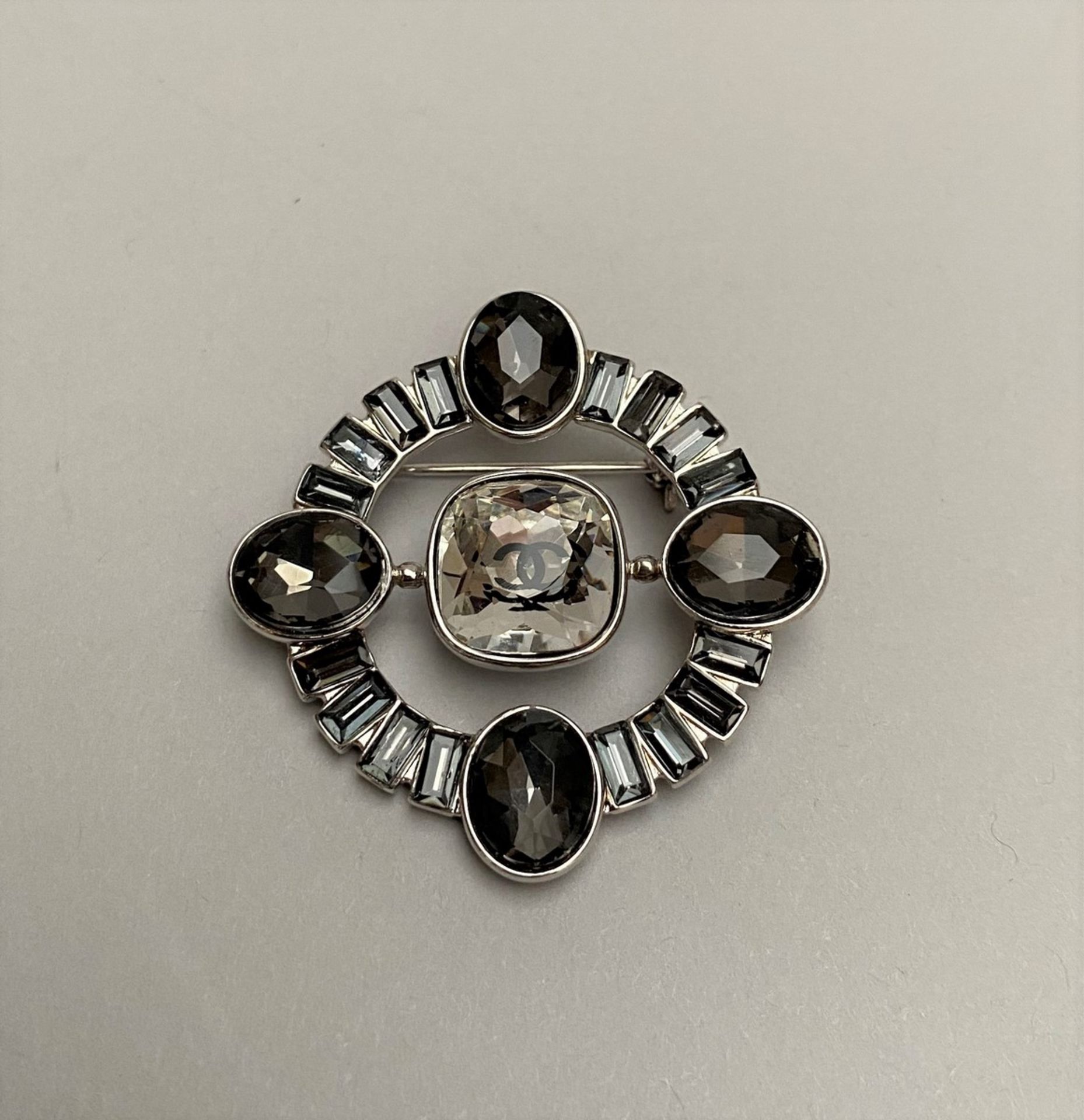 CHANEL - BROCHE en métal argenté , sertie de de pierres en verre [...]