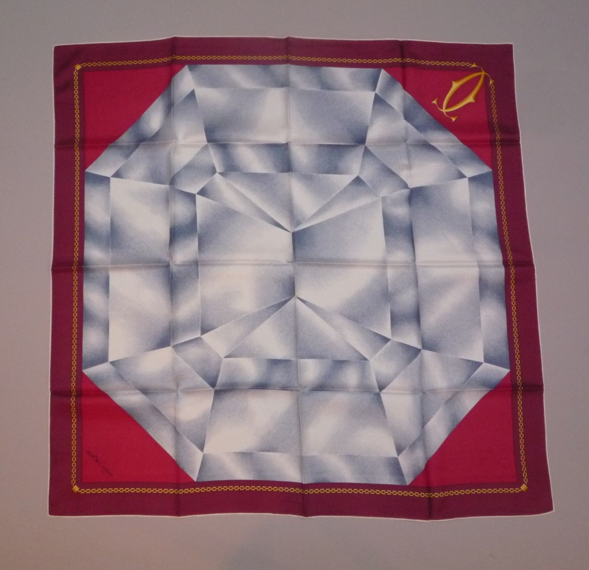 CARTIER - FOULARD Carré en soie . - Dans sa boîte. Etat neuf. - 87 x 87 cm -